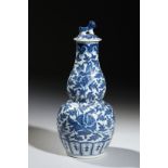 Vase « coloquinte » double gourde à petit couvercle surmonté d’une chimère, en porcelaine blanche