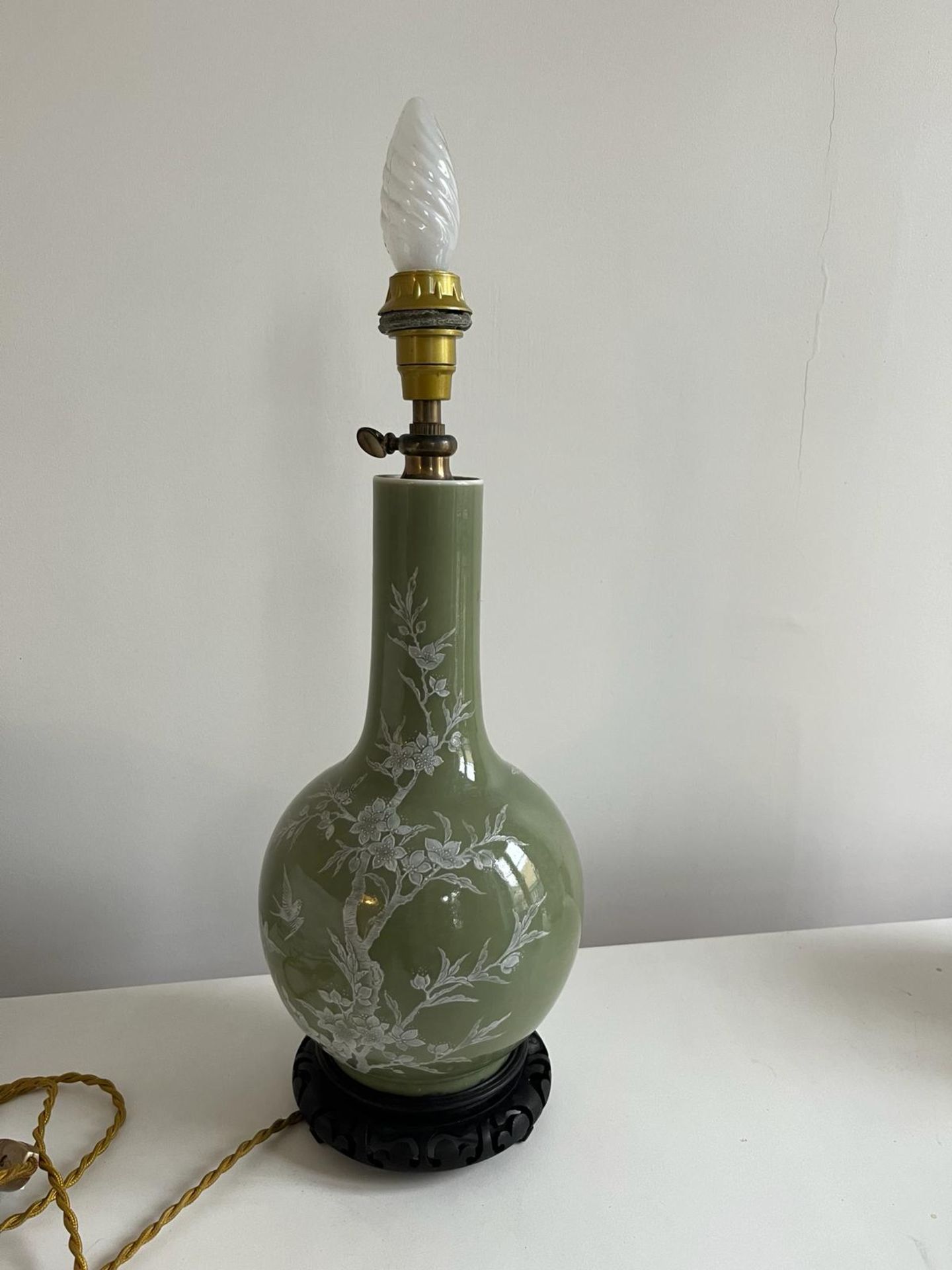 Vase globulaire à haut col droit en porcelaine à glaçure céladon orné d’un prunus en blanc sur la - Image 2 of 7