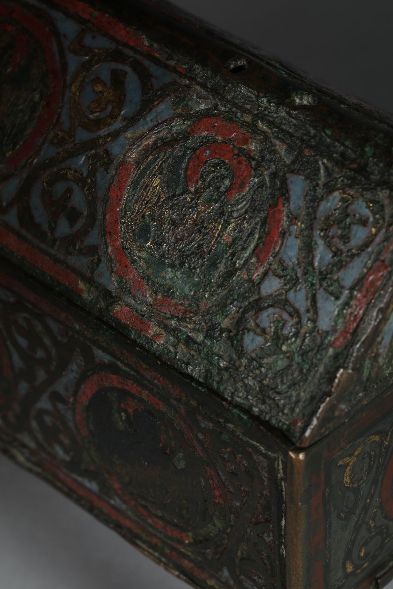 Coffret en cuivre doré et émaillé en champlevé de Limoges Début 13 eme siècle Ht 2,8cm x diam 12,5cm - Bild 7 aus 9