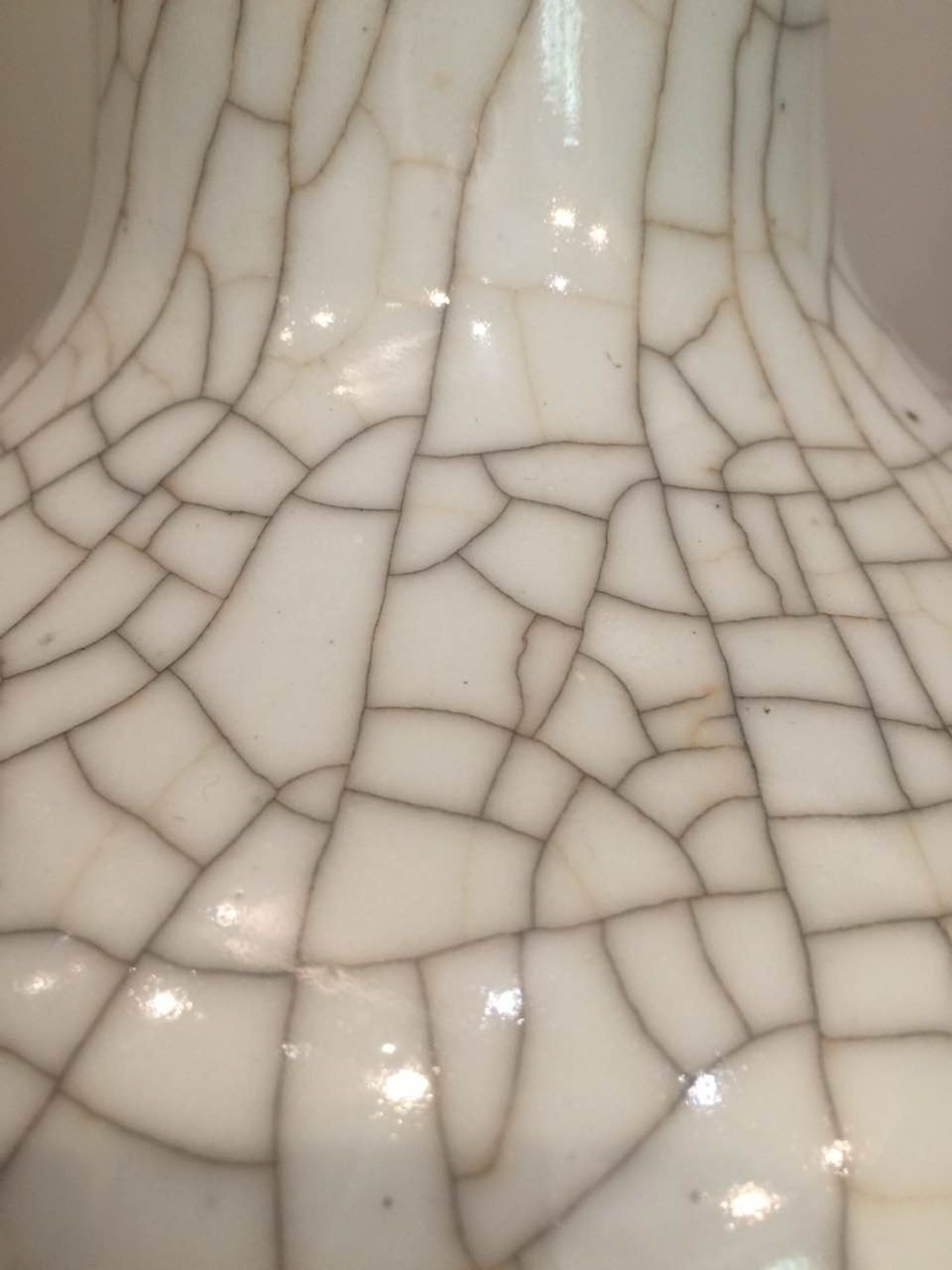 Vase Ghe Yao globulaire à col droit en porcelaine à glaçure monochrome blanche craquelée Chine - Image 5 of 9