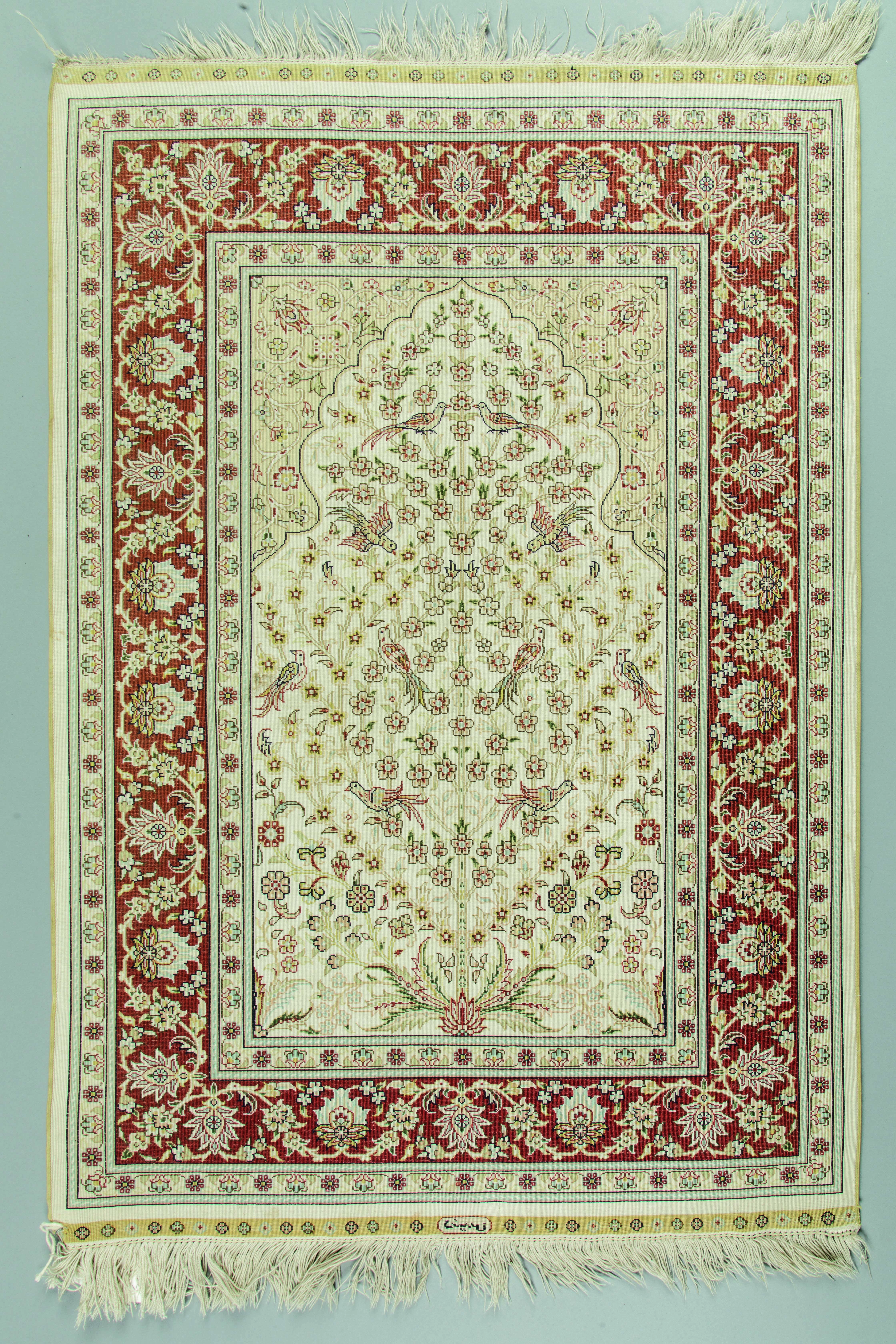 Tapis de prière en soie beige et ocre à décors de Mirhab , branchages, frises florale et oiseau de - Bild 2 aus 3