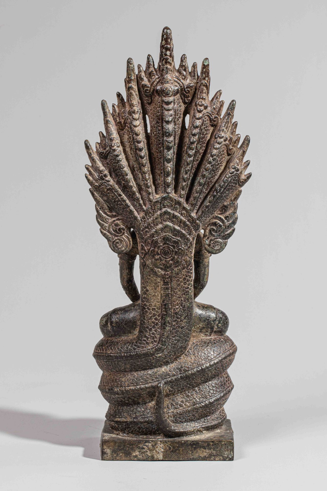 Buddha Mucilinda assis sur le Naga septacéphale déployant son chaperon pour abriter Buddha du déluge - Image 2 of 4