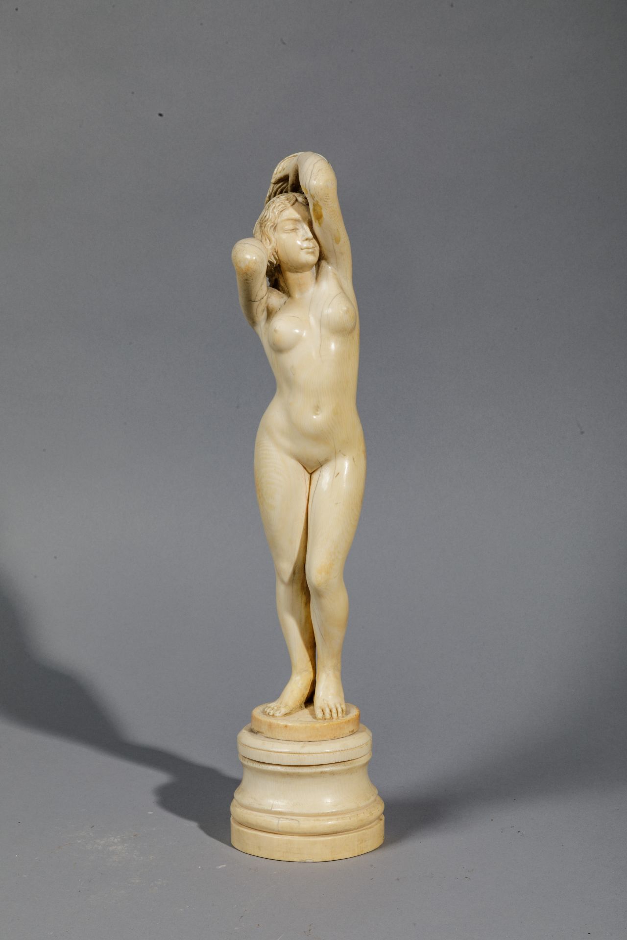 Nue féminin sur socle balustre Italie Vers 1700 H 43 cm x diam base 10 cmAmsterdam, Hermann Pledge