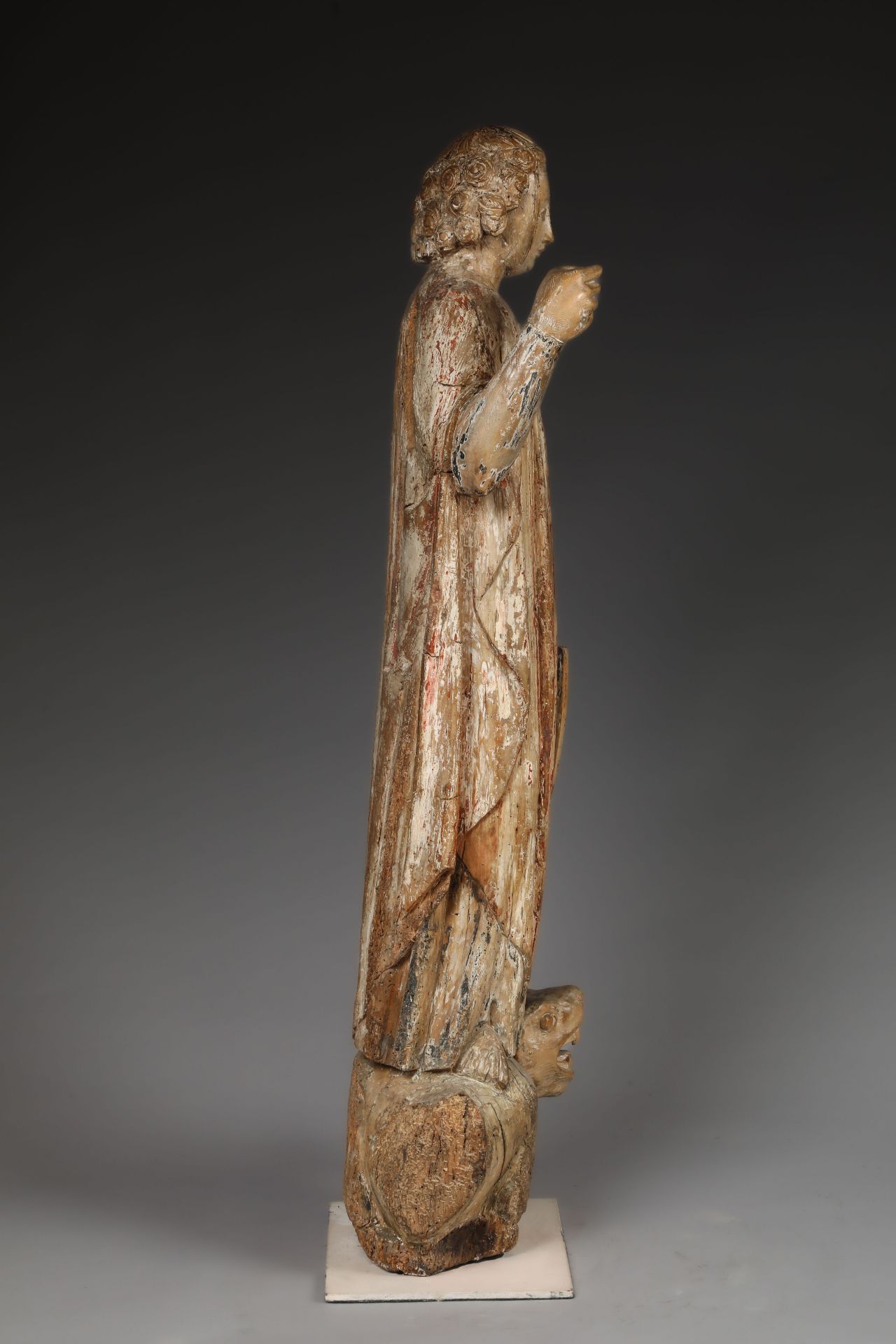 Saint Michel terrassant le démon de l'apocalypse, vêtu d'une longue tunique et d'un manteau ^plissé, - Bild 8 aus 8