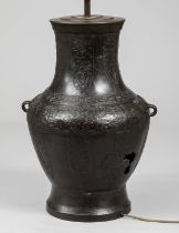 Vase de forme « HU » moulé à l’épaulement , au col et sur la panse de frises horizontale de motifs