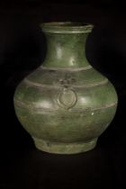 Vase de forme « HU » à panse globulaire moulé à l’épaulement d’anneaux mobiles retenus par des anses