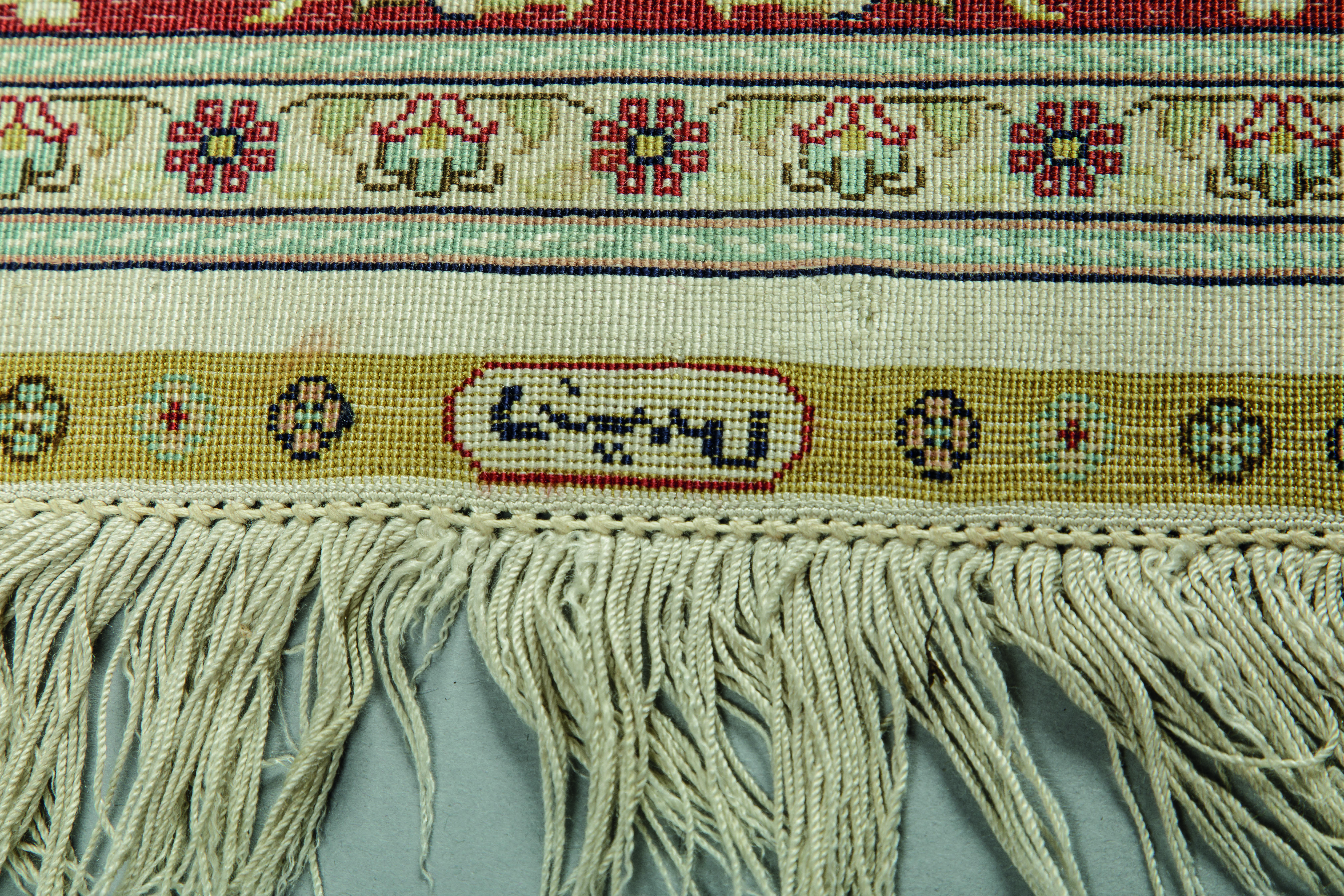 Tapis de prière en soie beige et ocre à décors de Mirhab , branchages, frises florale et oiseau de - Bild 3 aus 3