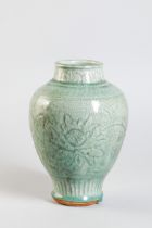 Vase balustre à large épaulement et petit col cylindrique en épaisse porcelaine du Longquan décoré
