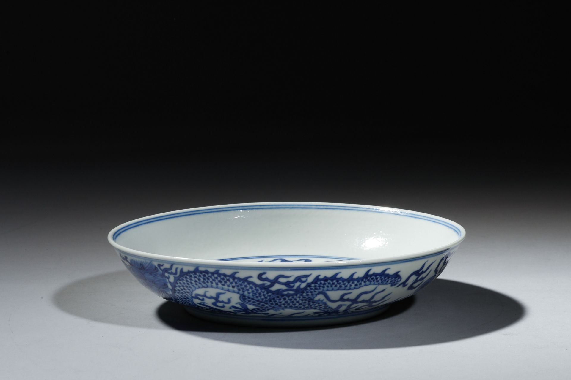 Rare coupe en porcelaine blanche à décor en bleu cobalt sous couverte de dragon Impérial en fond - Bild 7 aus 7