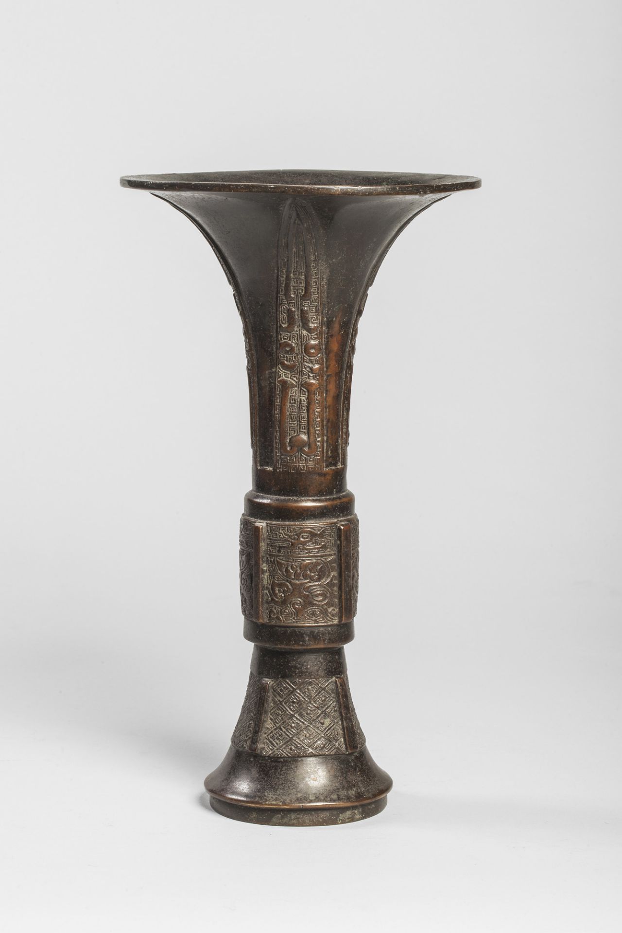 Vase de forme Gu à décor de type archaïsant à motif de masques de Tao Tié Bronze à patine brune