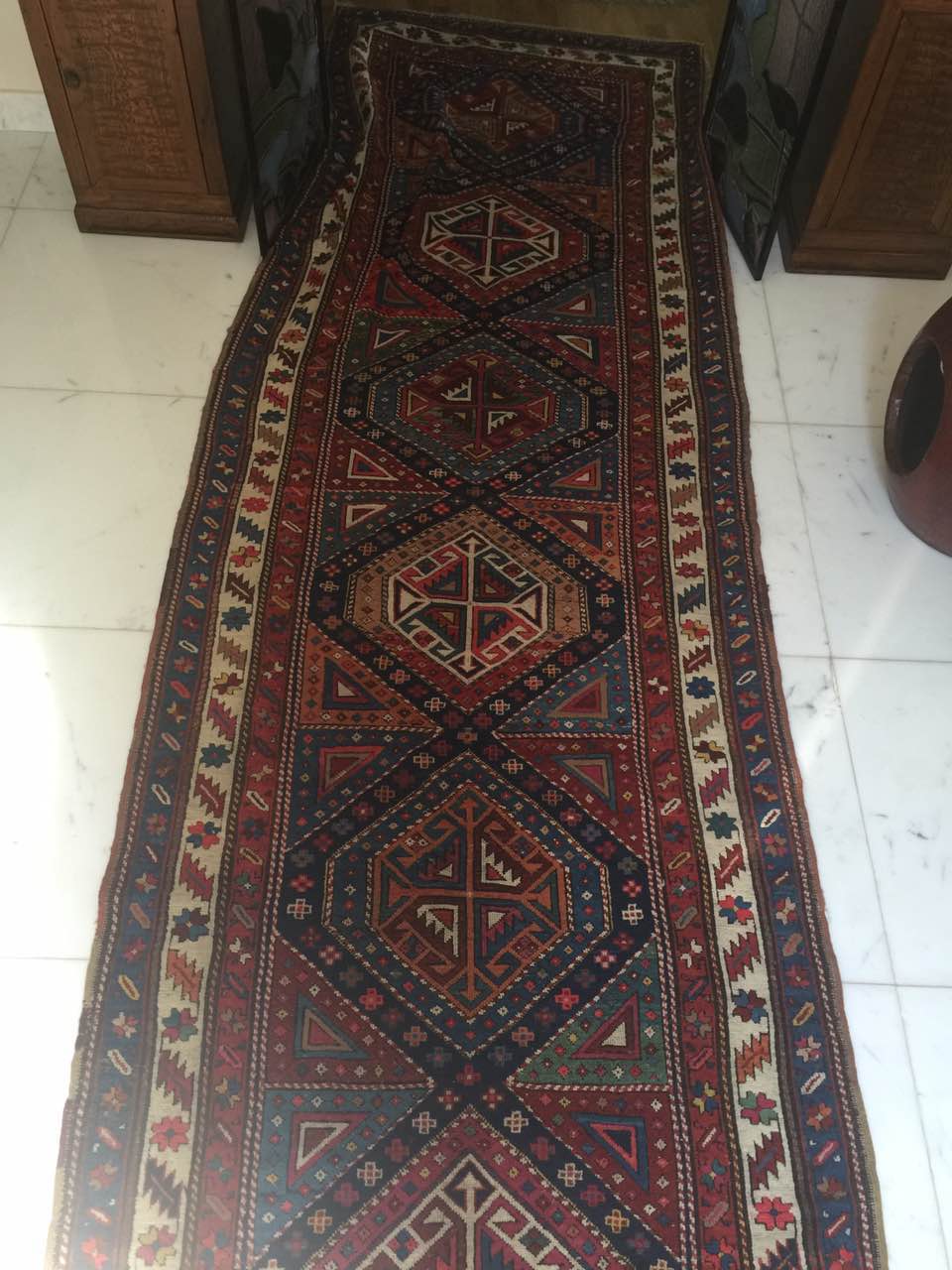 Tapis tribal en laine polychrome à décor de motifs traditionnels 365 x 114 cm