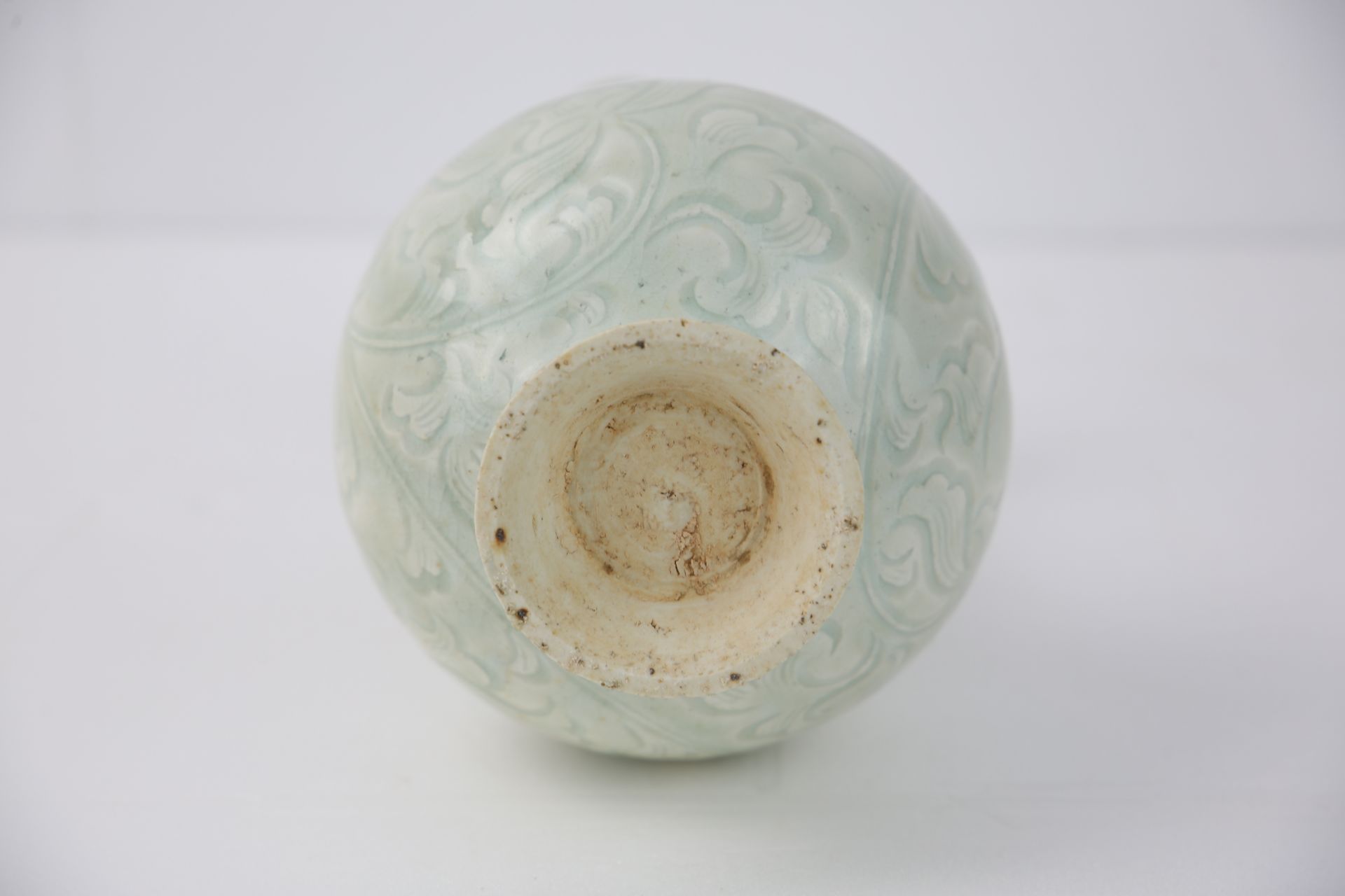 Vase collerette «  Qinbaï » sur pied en couronne, panse globulaire et col cornet ouvert en feston au - Image 4 of 4