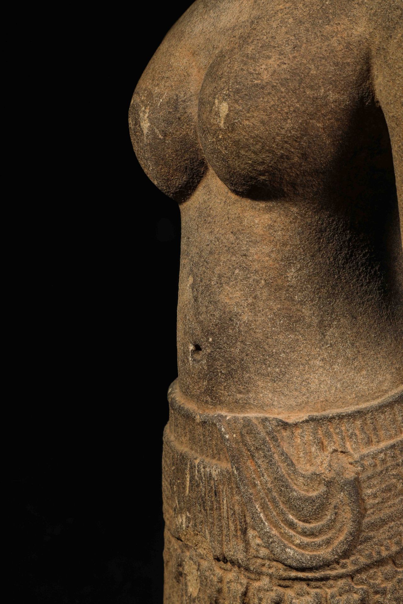 Torse de Uma dénudé , vêtu d'un sarong long plissé retenu par une large ceinture plate à - Image 4 of 11