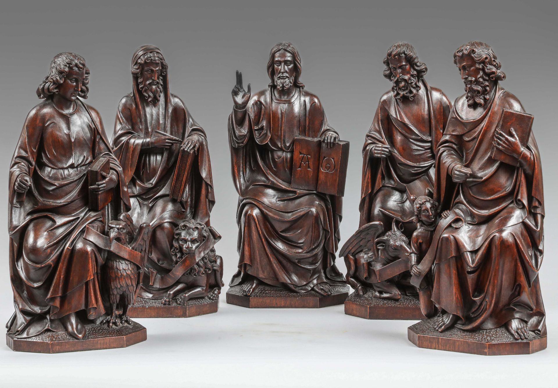 Le Christ et les quatre Évangélistes figurés assis, vêtu de long manteau Dans le style gothique