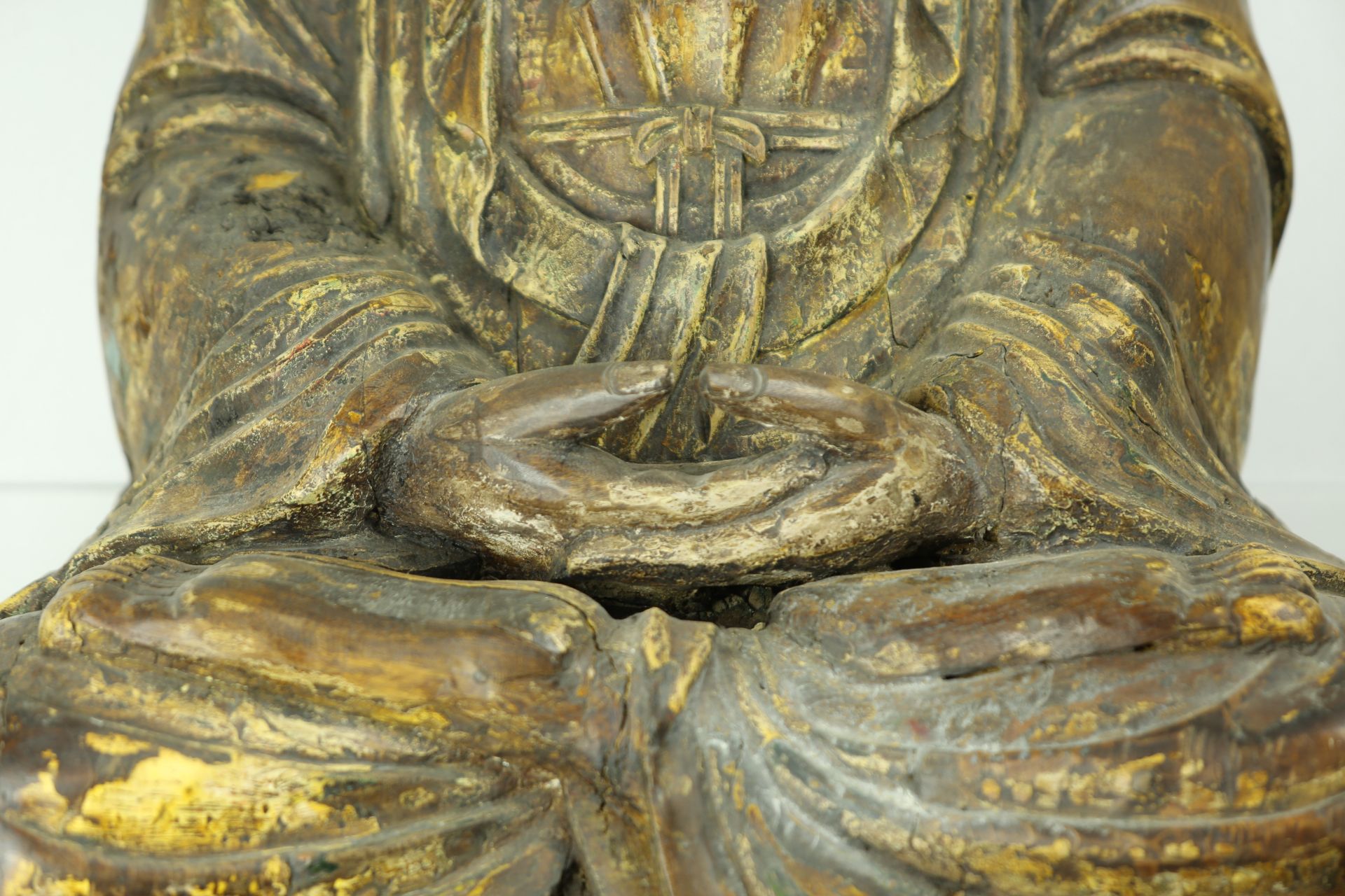 Statue processionnelle du Boddhisattva Kwan Yin assis en méditation , sur un haut socle étagé, - Bild 6 aus 8
