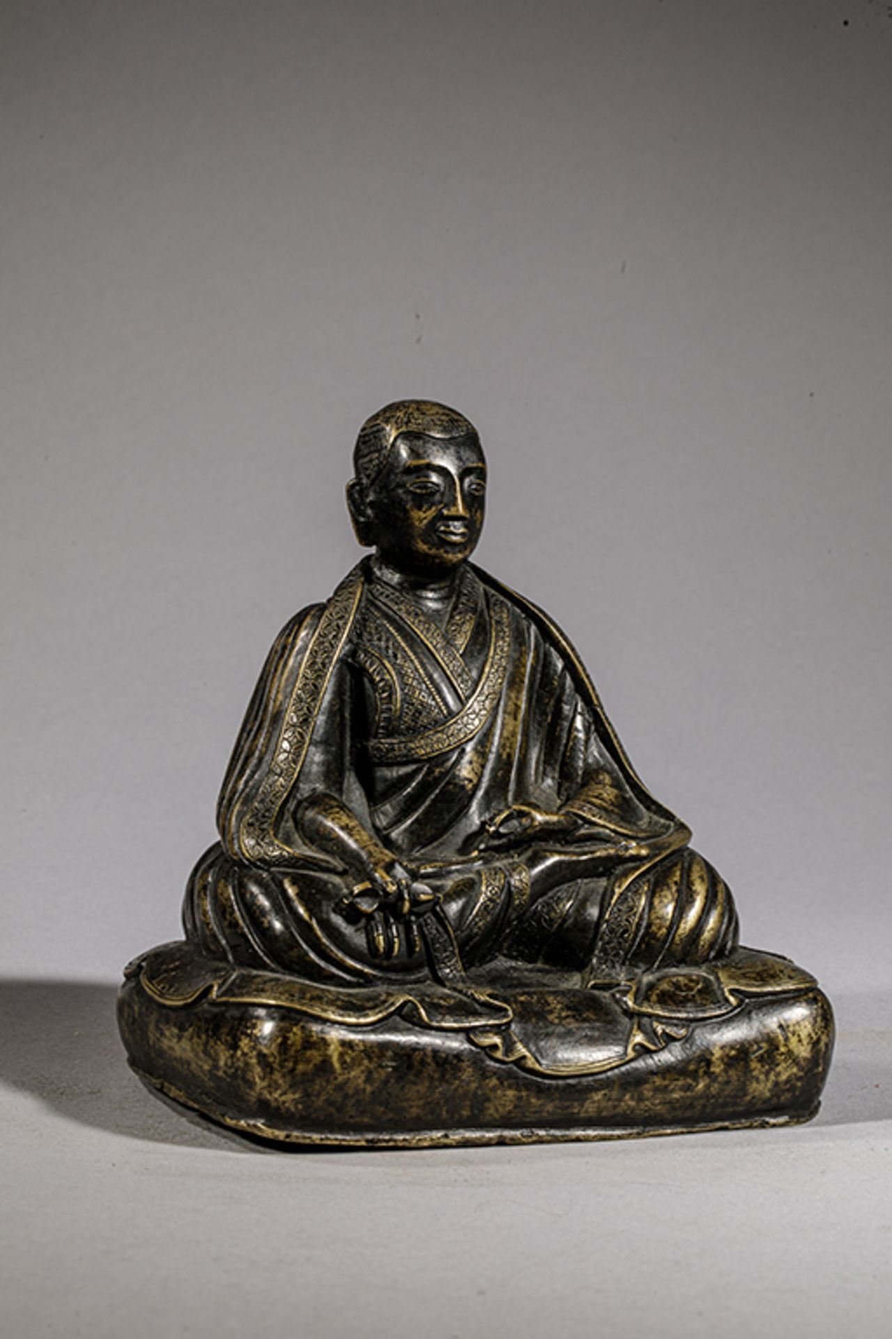Portrait de Lama assis en méditation « Padma Asana »sur un coussin , les deux mains tenant le - Image 2 of 7