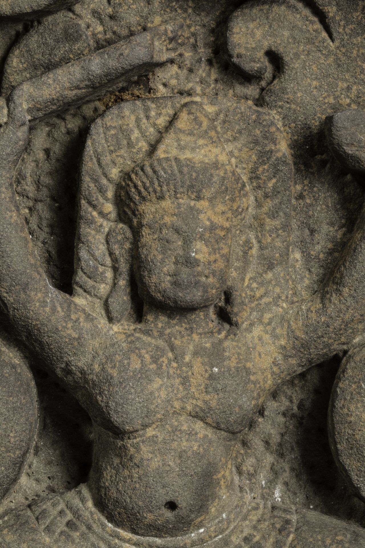 Haut relief de sanctuaire illustrant un gandharva dansant dans des rinceaux foisonnants Pierre