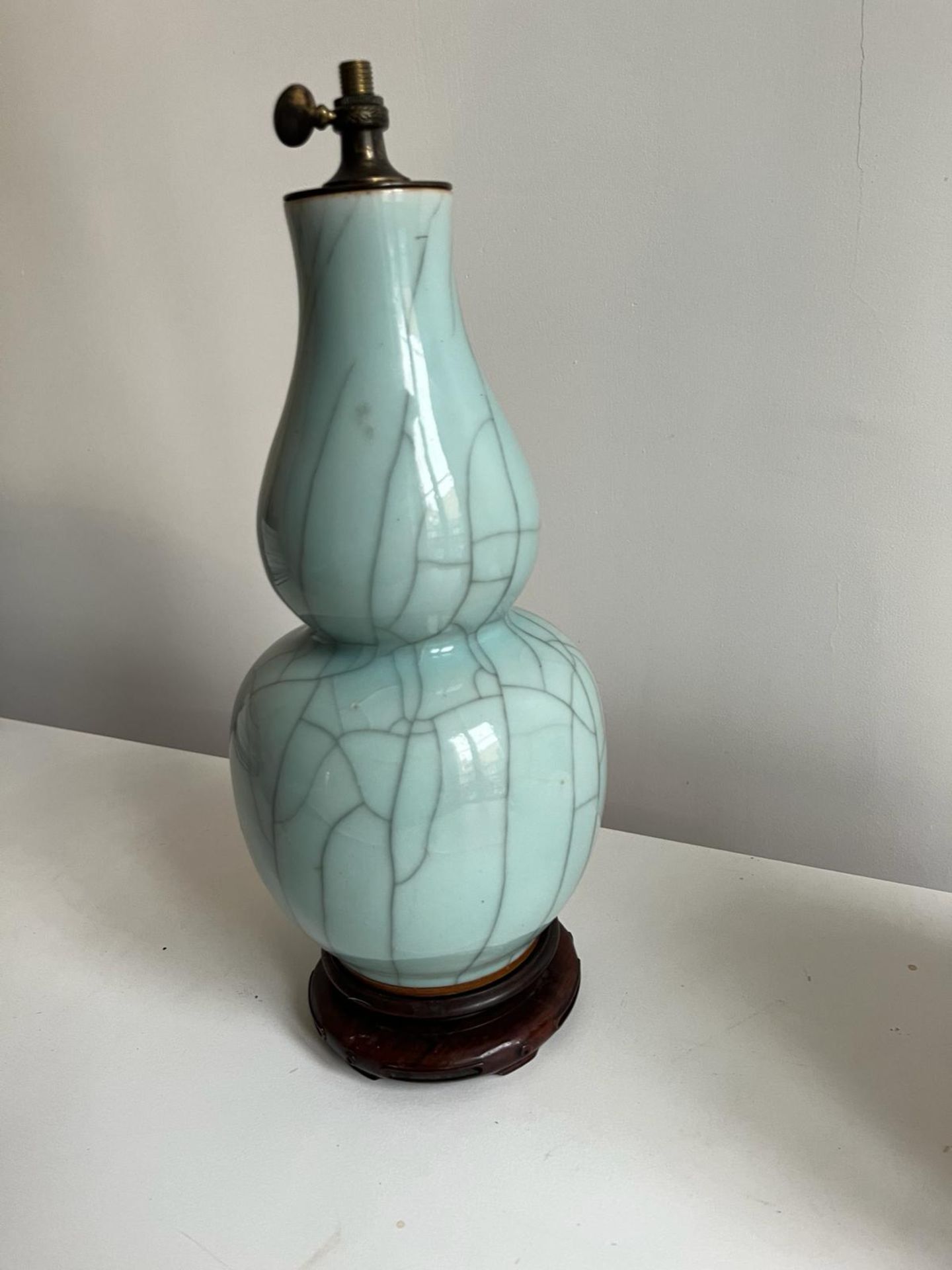 Vase Coloquinte de forme double gourde en porcelaine à glaçure monochrome céladon à large - Image 9 of 9