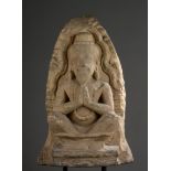 Stèle sculptée d'une figuration de Shiva ascète assis auréolé d'une arcature polylobée, dans une