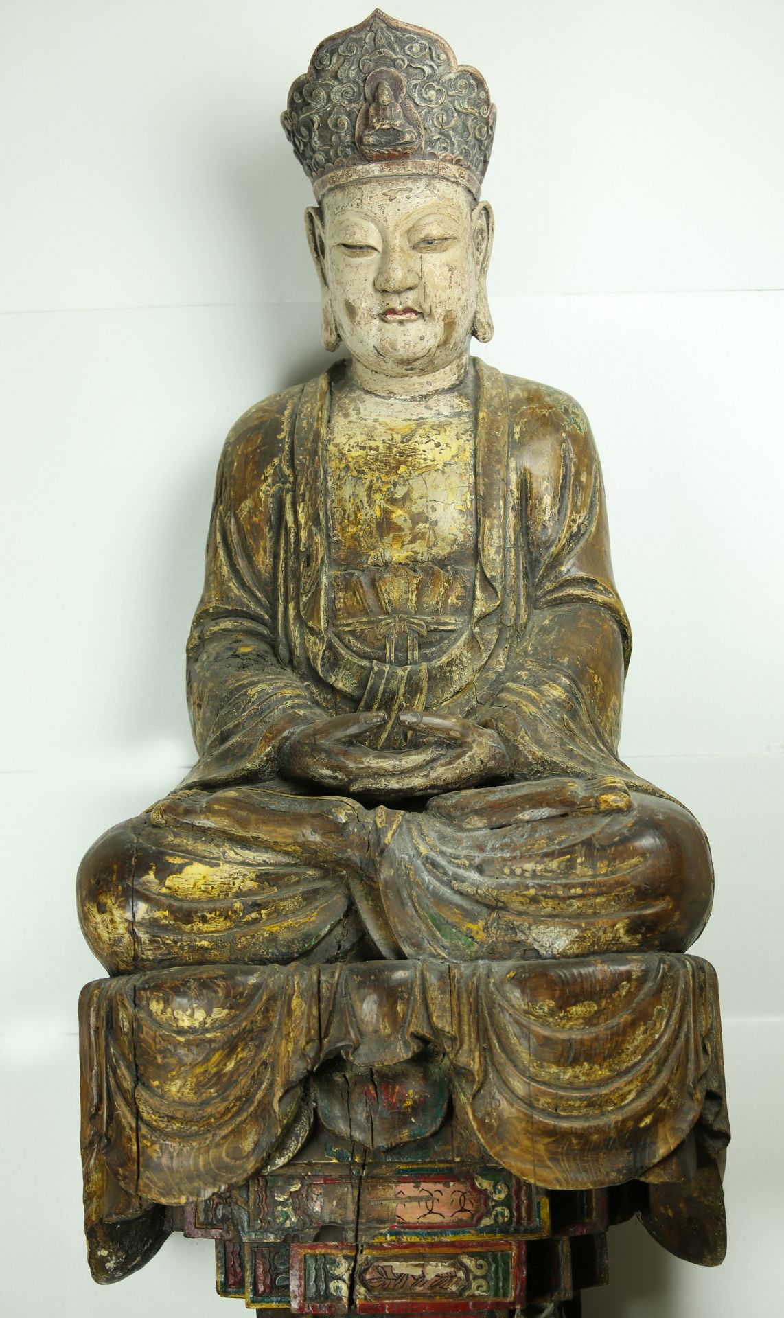 Statue processionnelle du Boddhisattva Kwan Yin assis en méditation , sur un haut socle étagé,