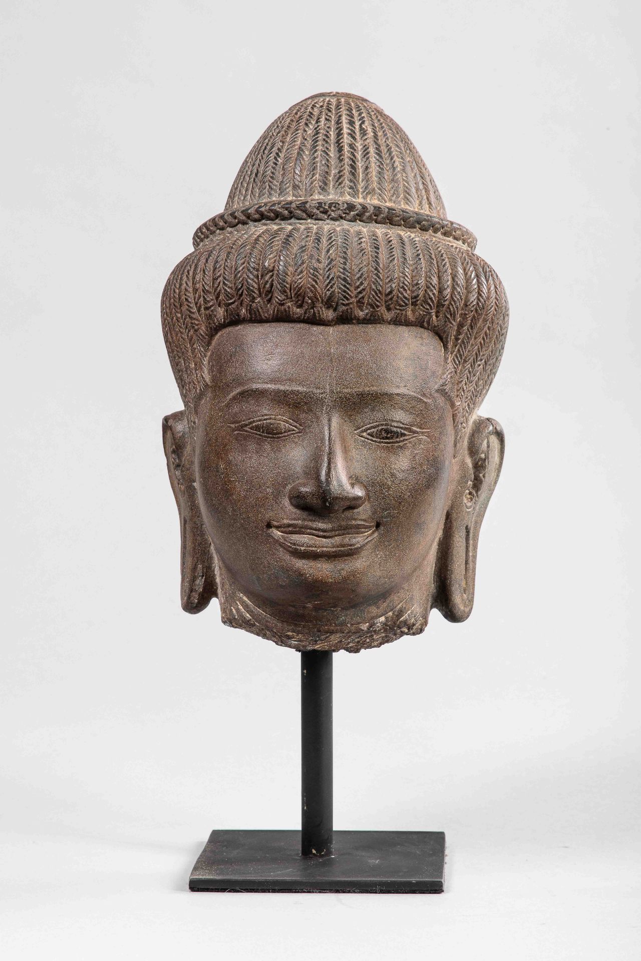 Tête de Shiva à l'expression mystique et souriante qui caractérise les visages du site du Bayon Le