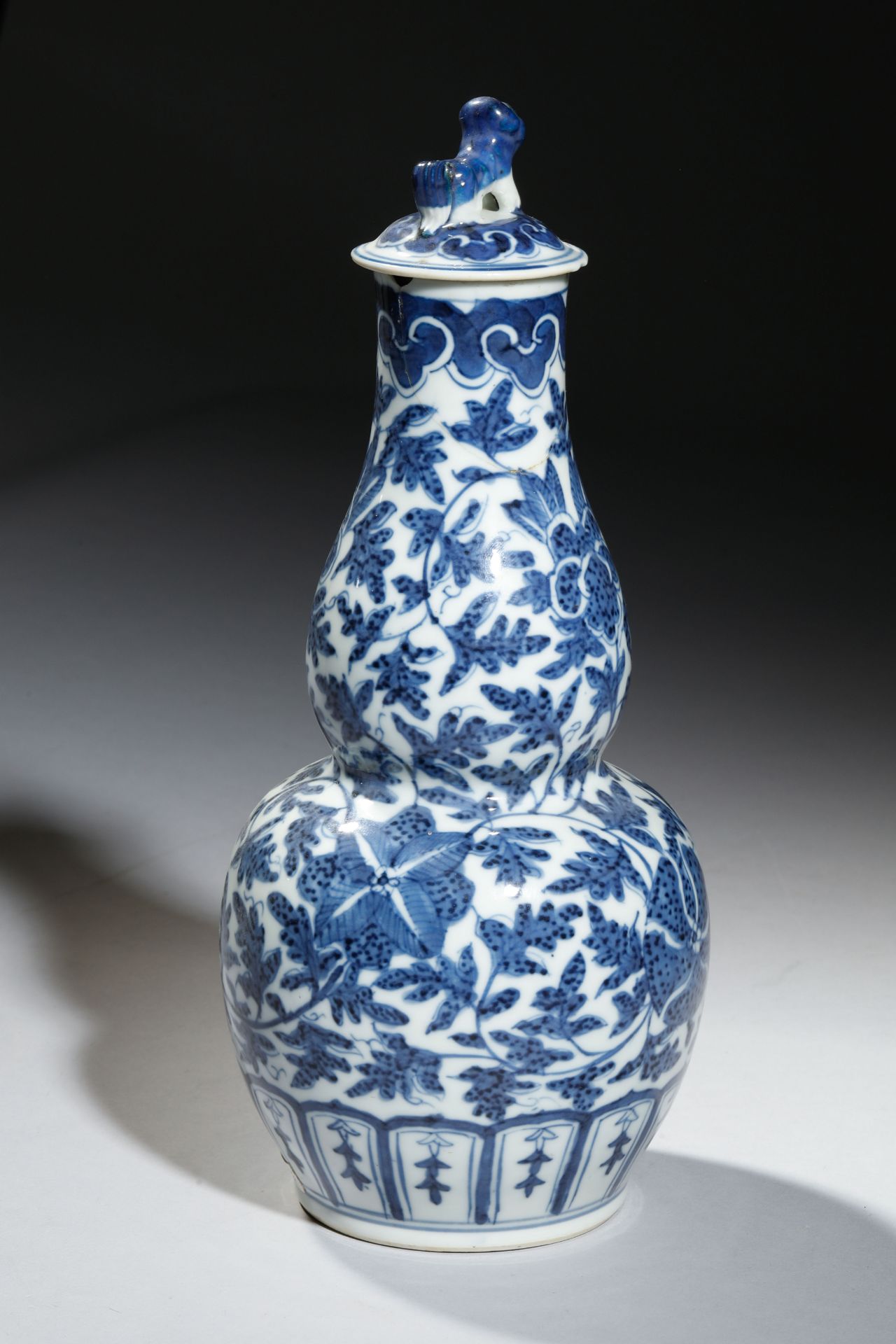 Vase « coloquinte » double gourde à petit couvercle surmonté d’une chimère, en porcelaine blanche - Bild 3 aus 6