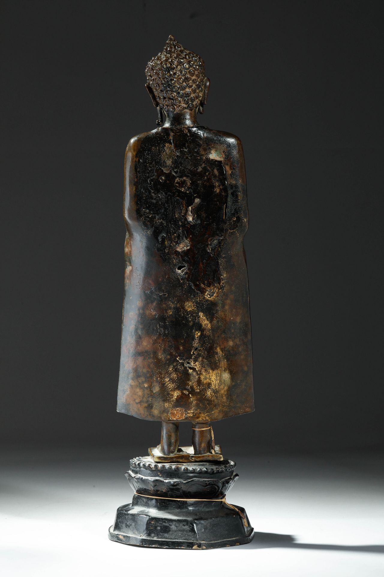 Buddha debout en posture hiératique, sur une base lotiforme , vêtu d’une robe monastique « - Image 5 of 6