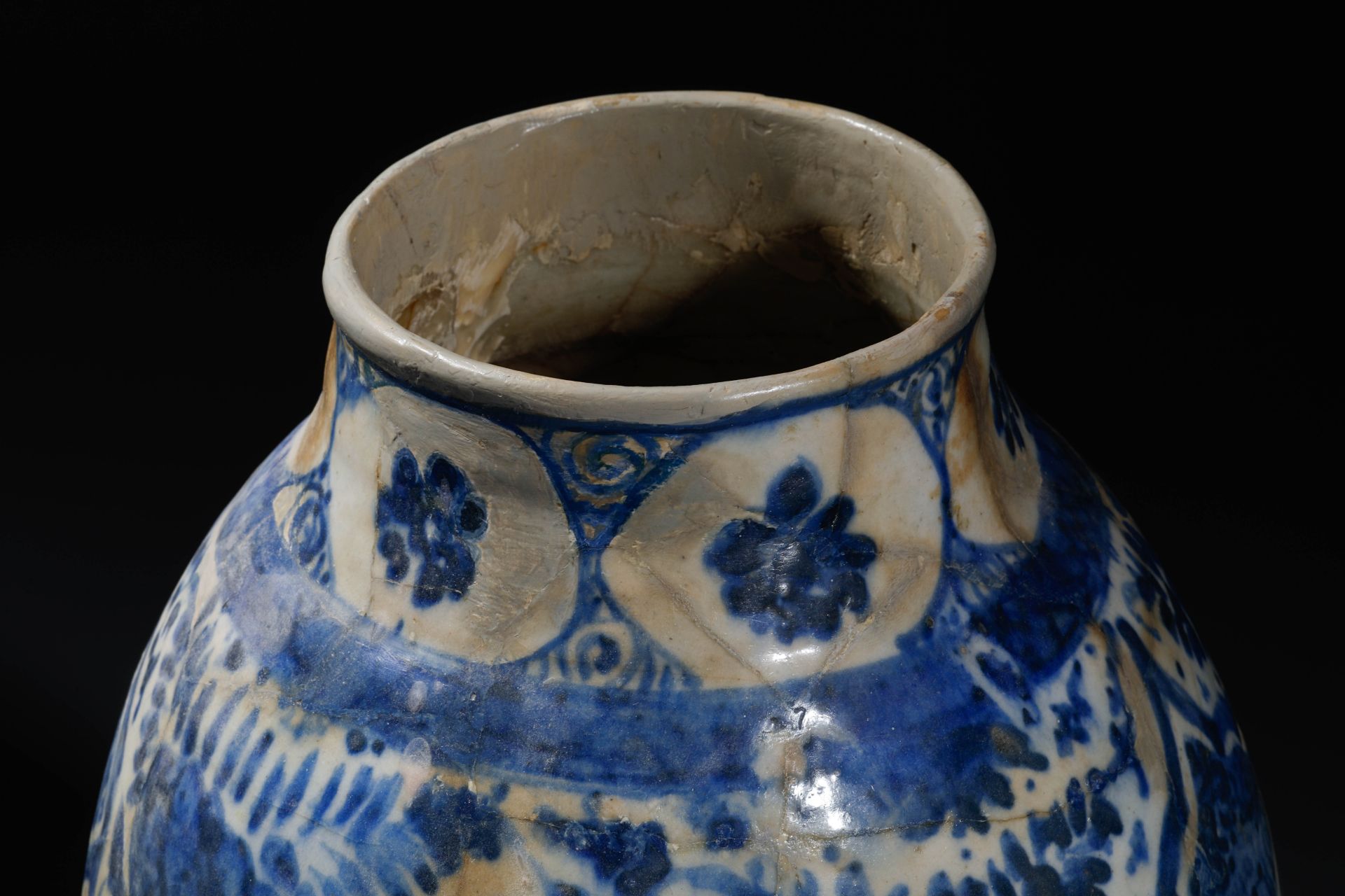 Vase ovoïde en céramique siliceuse à glaçure plombifère à décor en bleu sous couverte de bouque- - Image 3 of 5