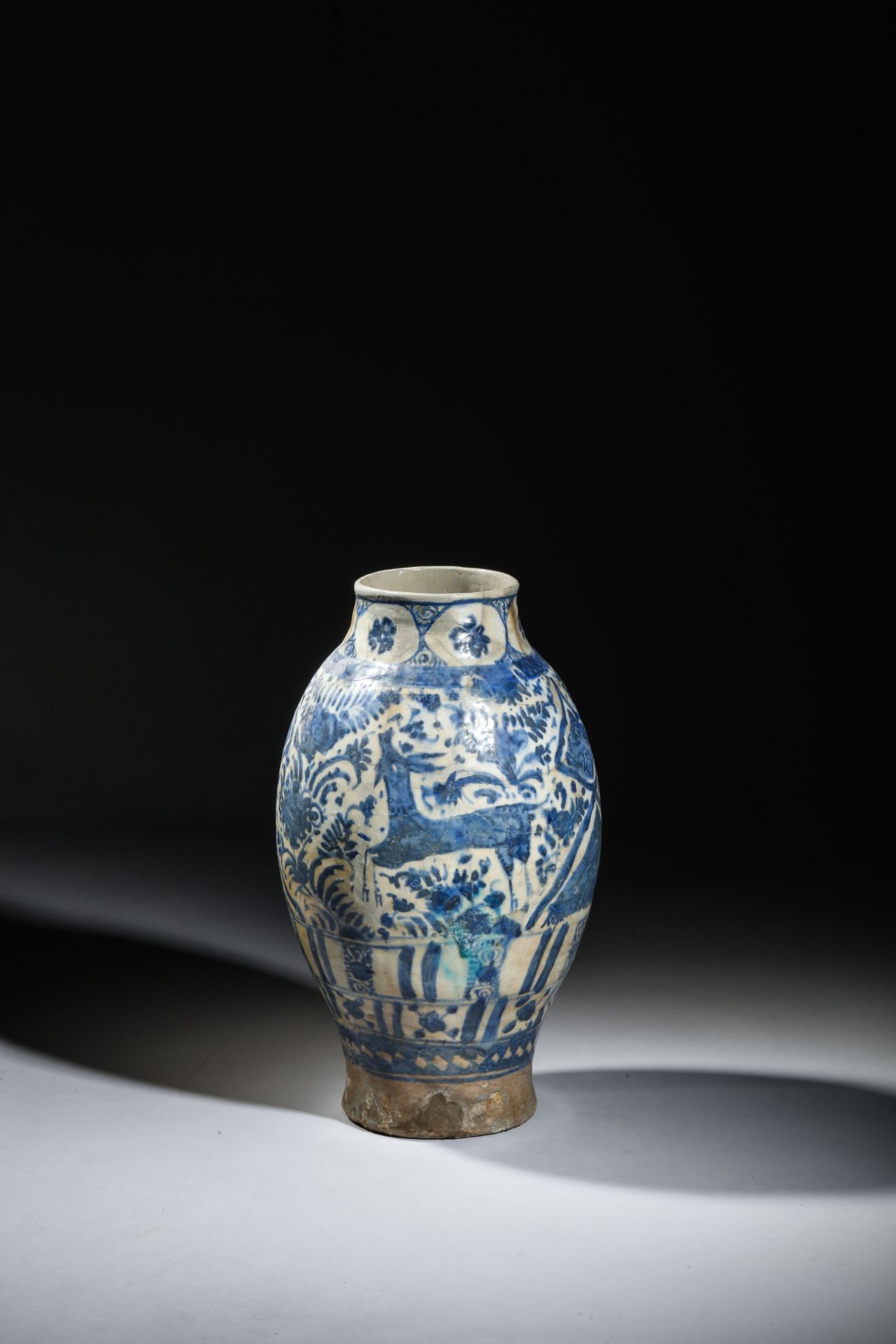 Vase ovoïde en céramique siliceuse à glaçure plombifère à décor en bleu sous couverte de bouque- - Image 4 of 5