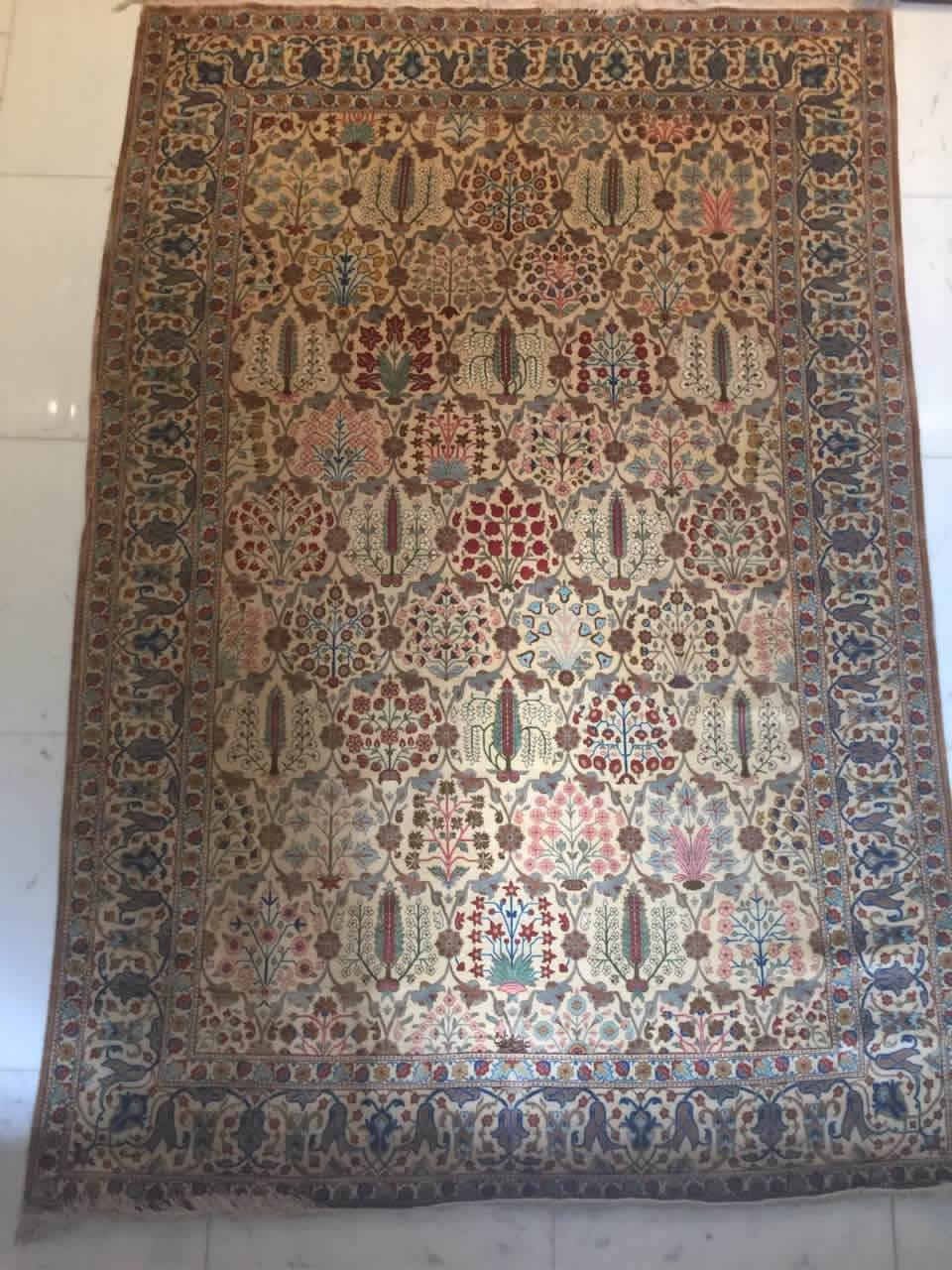 Tapis laine et soie Ispahan Iran 253 x 170 cm