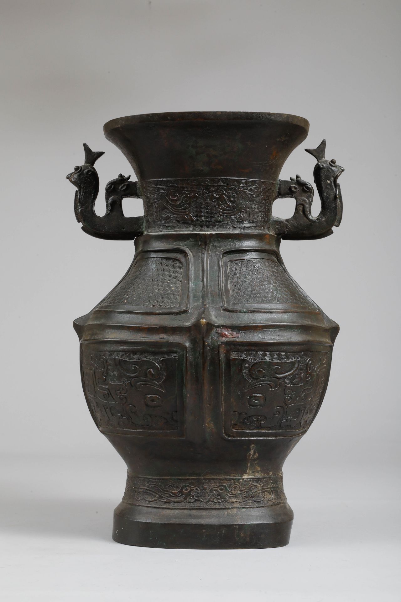 Vase de forme « GU » moulé de huit réserves à motifs archaïsants et géométriques, et de deux