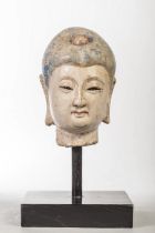 Tête féminine ornée d'un joyau dans sa chevelure Stuc polychromé Chine Dynastie Ming 1368 à 1644