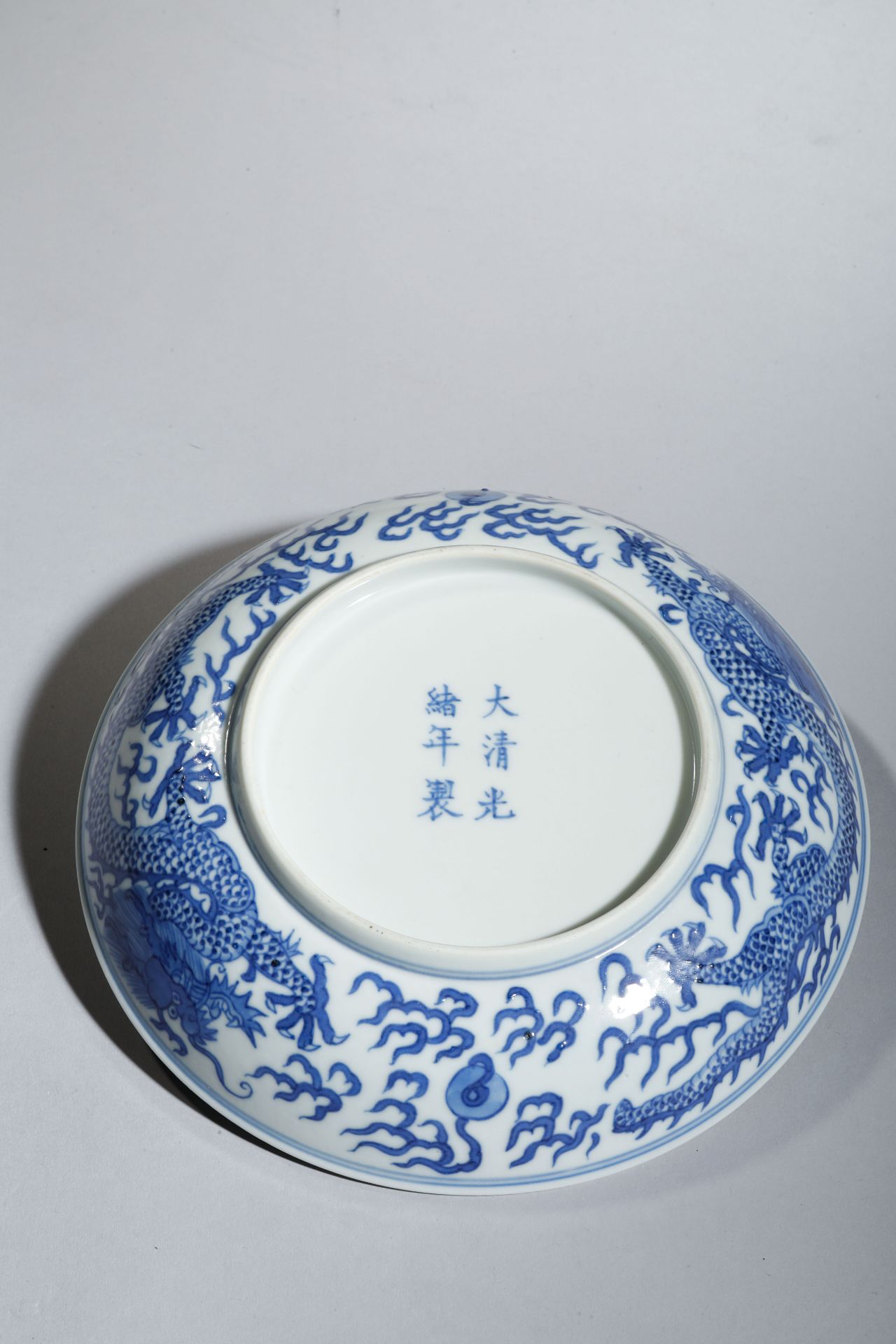Rare coupe en porcelaine blanche à décor en bleu cobalt sous couverte de dragon Impérial en fond - Image 3 of 7