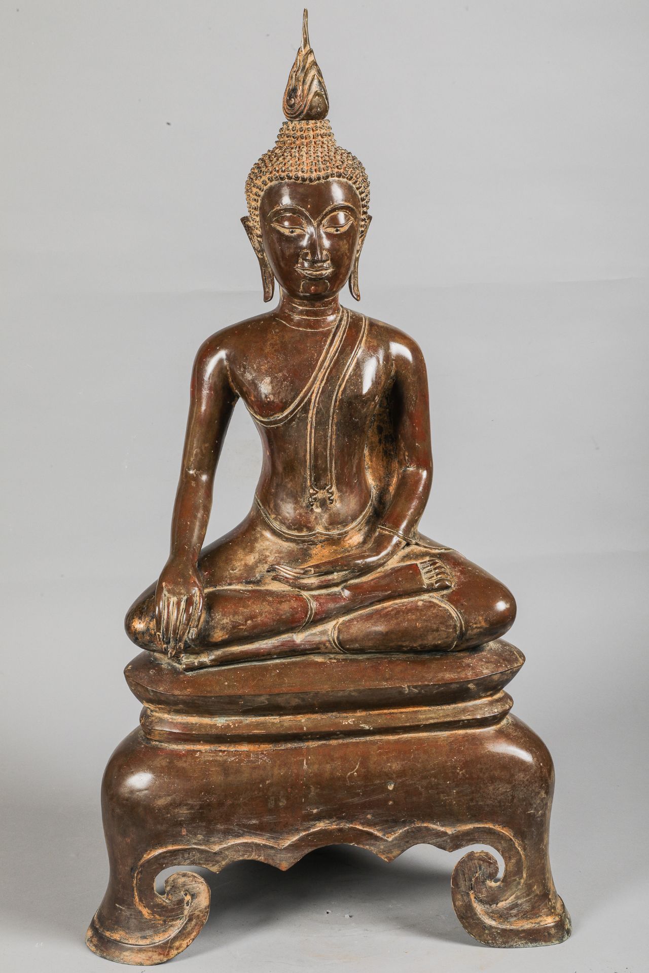 Buddha Maravijaya assis sur un haut socle tripode, en Dyana Asana , la main droite en Bhumisparsha