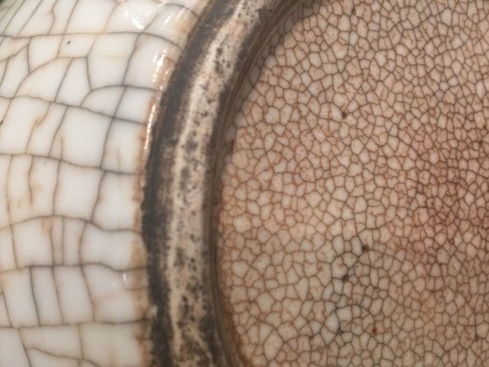 Vase Ghe Yao globulaire à col droit en porcelaine à glaçure monochrome blanche craquelée Chine - Image 7 of 9