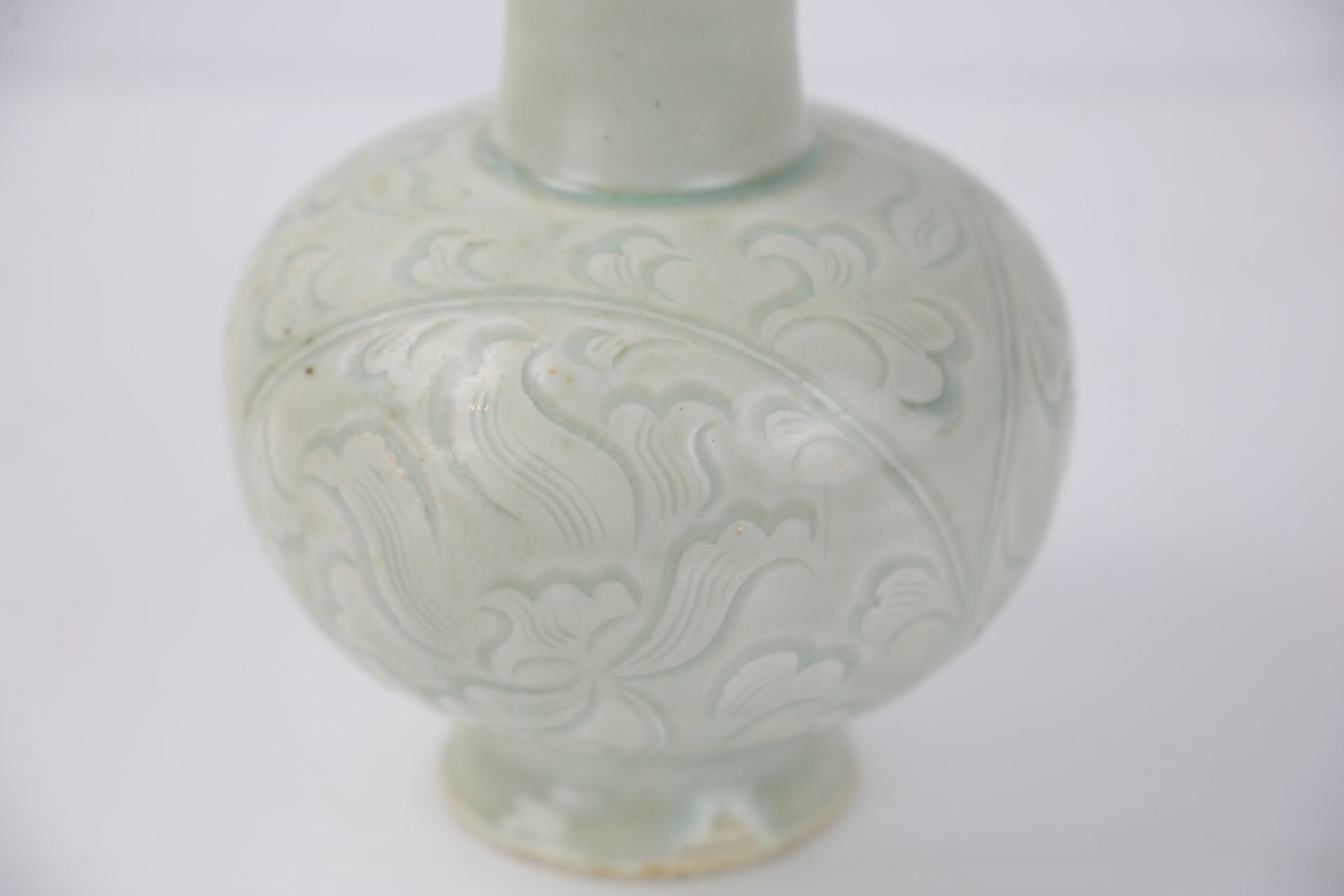 Vase collerette «  Qinbaï » sur pied en couronne, panse globulaire et col cornet ouvert en feston au - Image 3 of 4