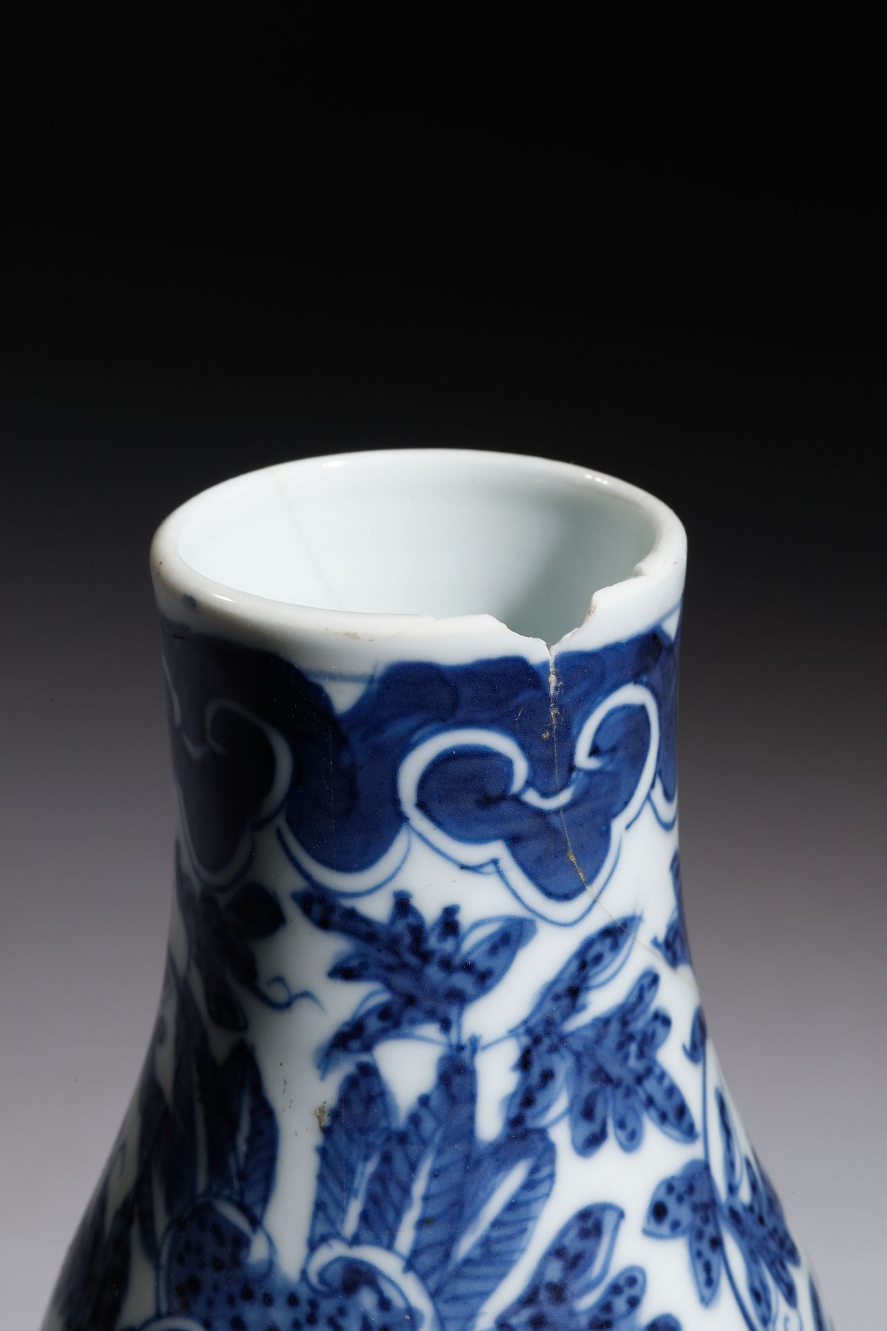 Vase « coloquinte » double gourde à petit couvercle surmonté d’une chimère, en porcelaine blanche - Bild 5 aus 6