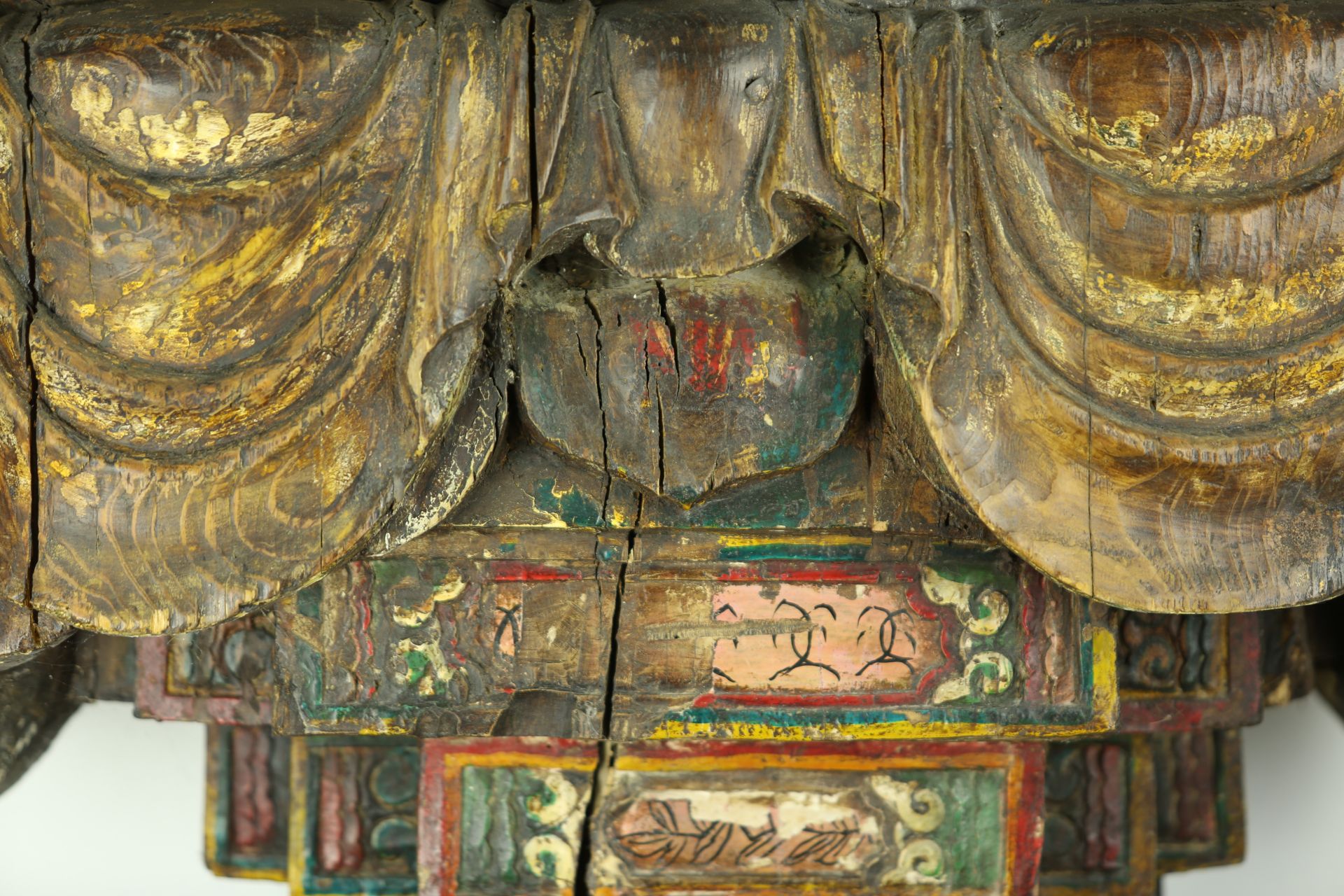 Statue processionnelle du Boddhisattva Kwan Yin assis en méditation , sur un haut socle étagé, - Bild 7 aus 8