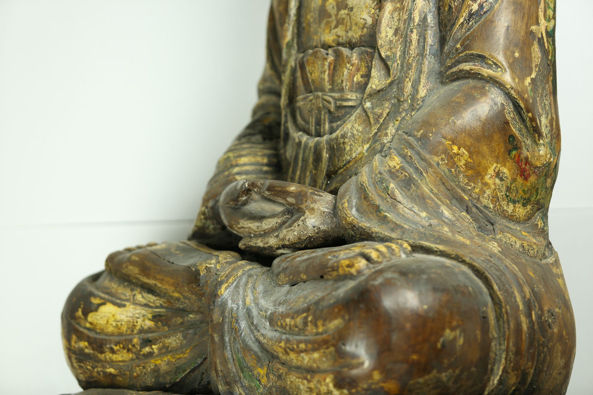 Statue processionnelle du Boddhisattva Kwan Yin assis en méditation , sur un haut socle étagé, - Bild 5 aus 8