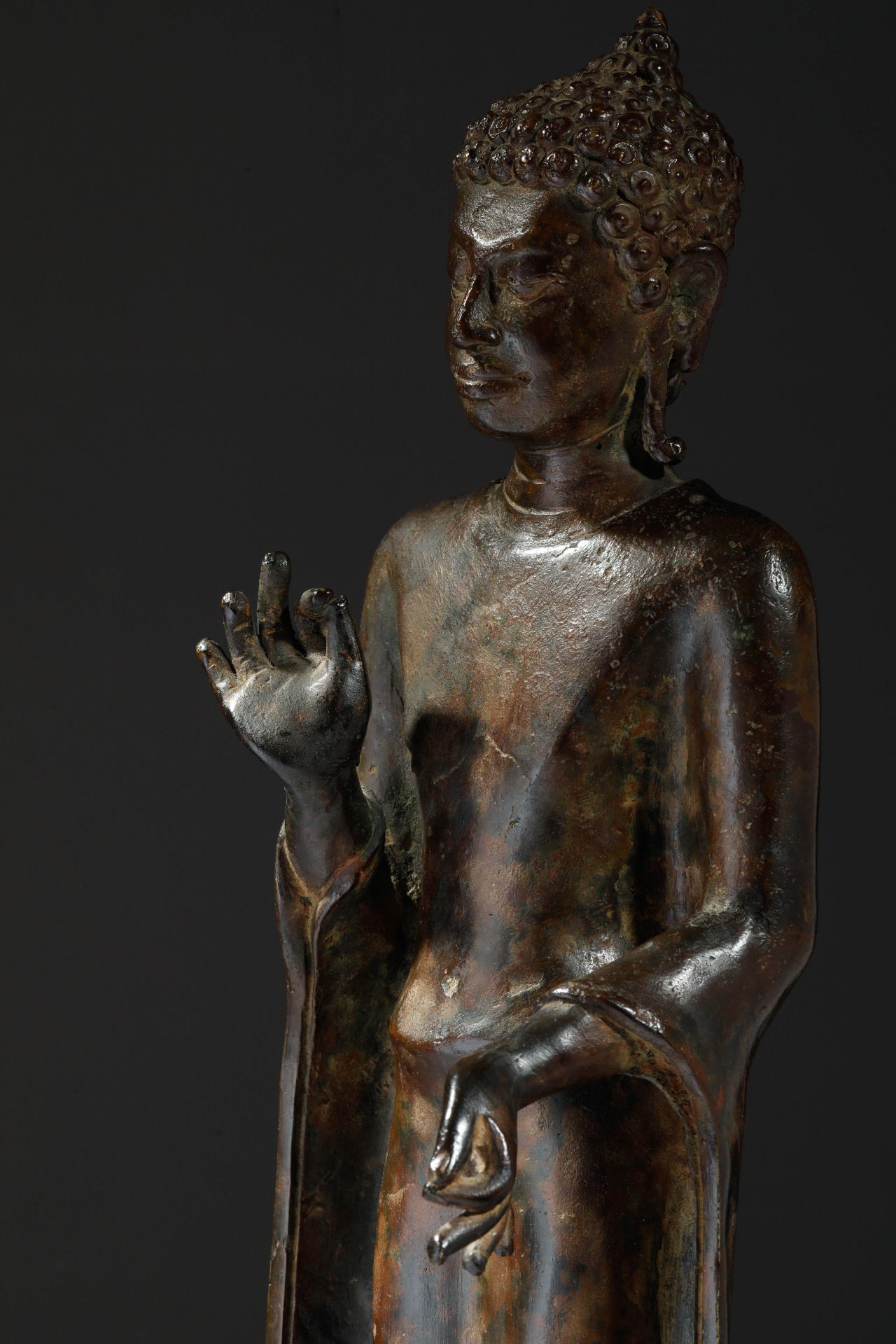 Buddha debout en posture hiératique, sur une base lotiforme , vêtu d’une robe monastique « - Image 3 of 6