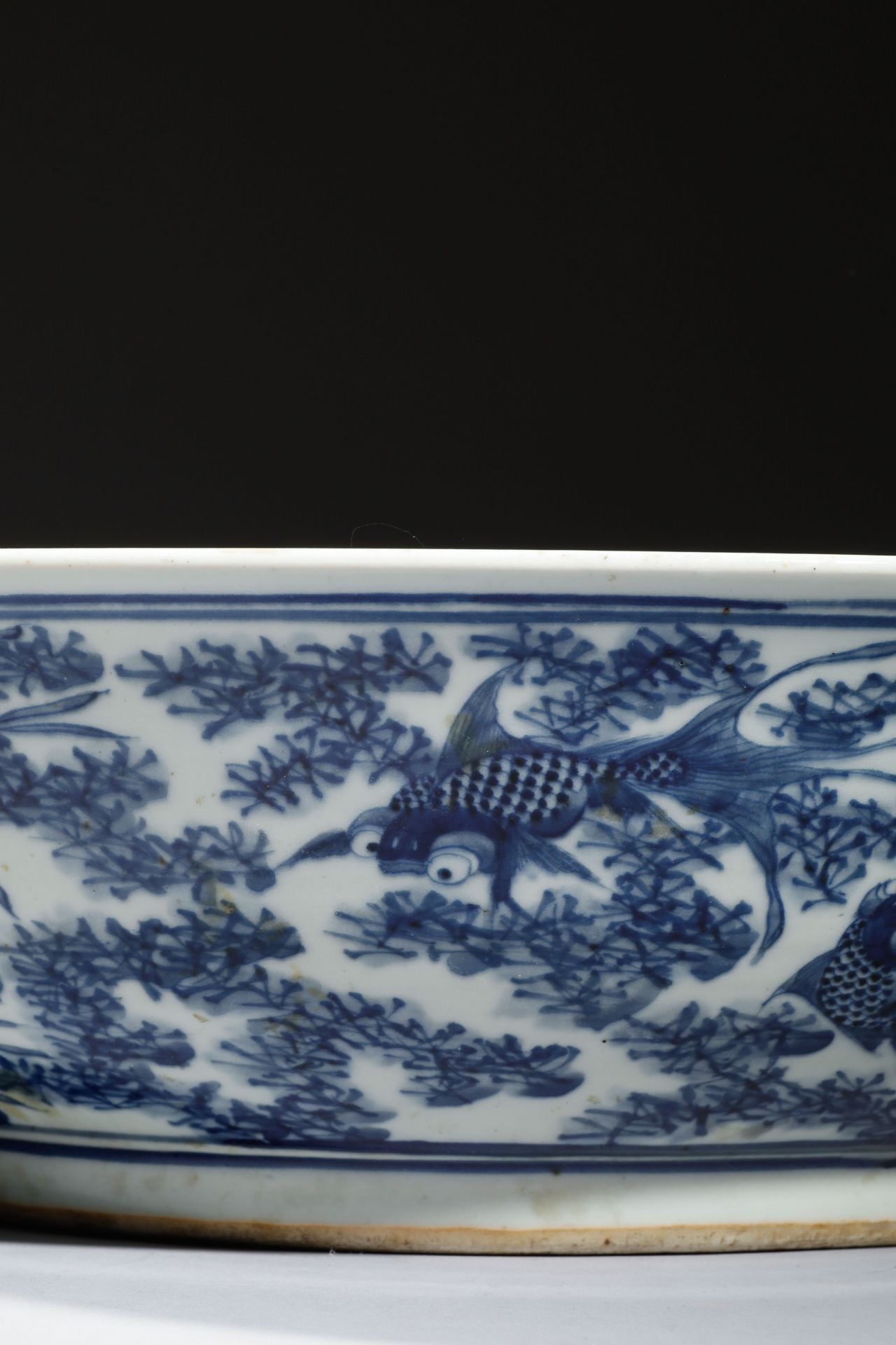Large coupe en porcelaine blanche décorée en bleu cobalt sous couverte de poissons flottant au - Image 3 of 5