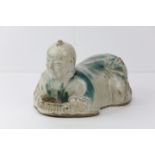 Repose tête en céramique « Sançaï » à glaçure bicolore turquoise et blanc illustrant un serviteur