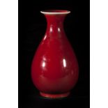 Vase langyao de forme Yuhuchuping à glaçure monochrome sang de bœuf Chine Dynastie Qing Fin 19 ème