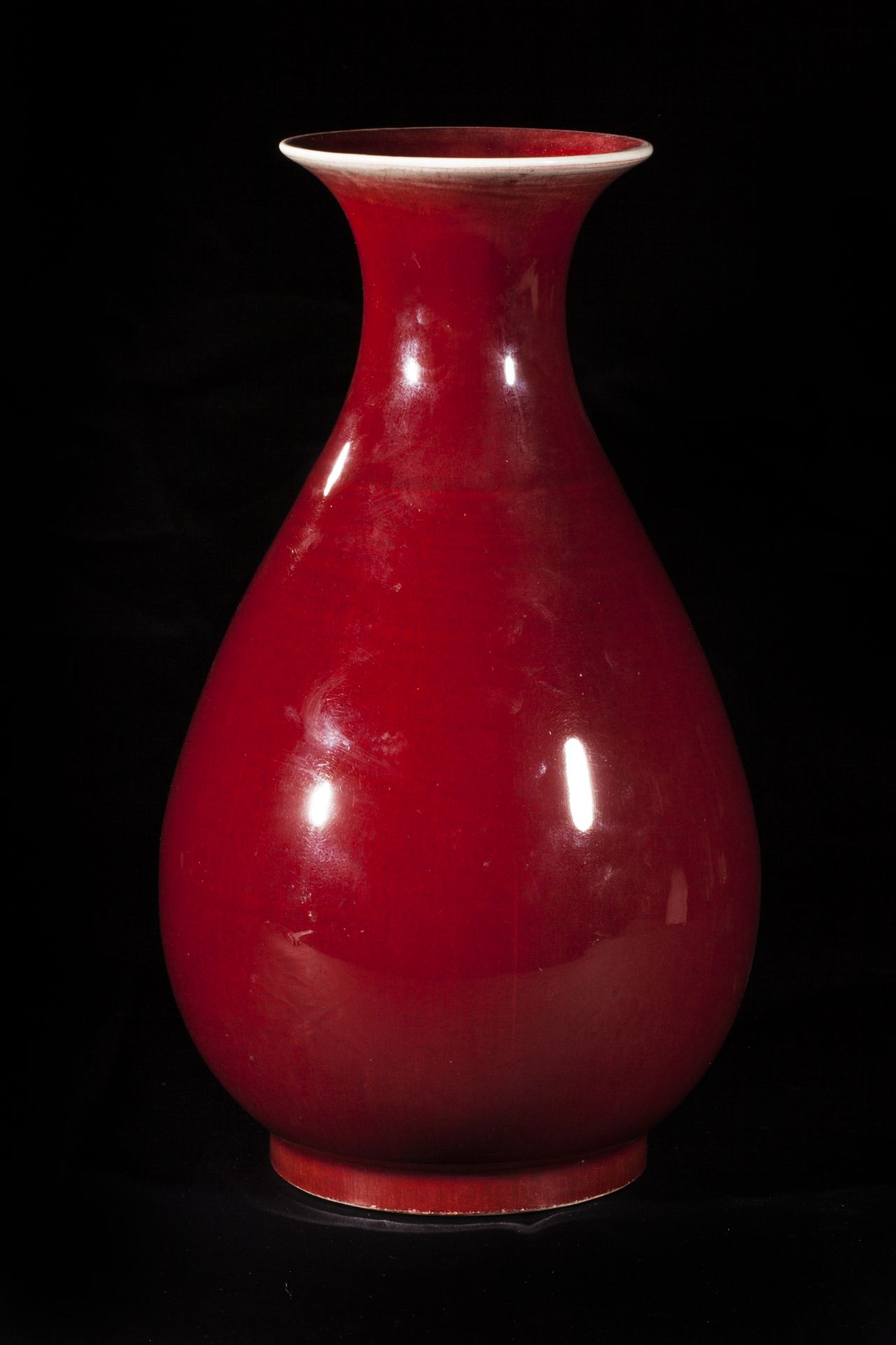 Vase langyao de forme Yuhuchuping à glaçure monochrome sang de bœuf Chine Dynastie Qing Fin 19 ème