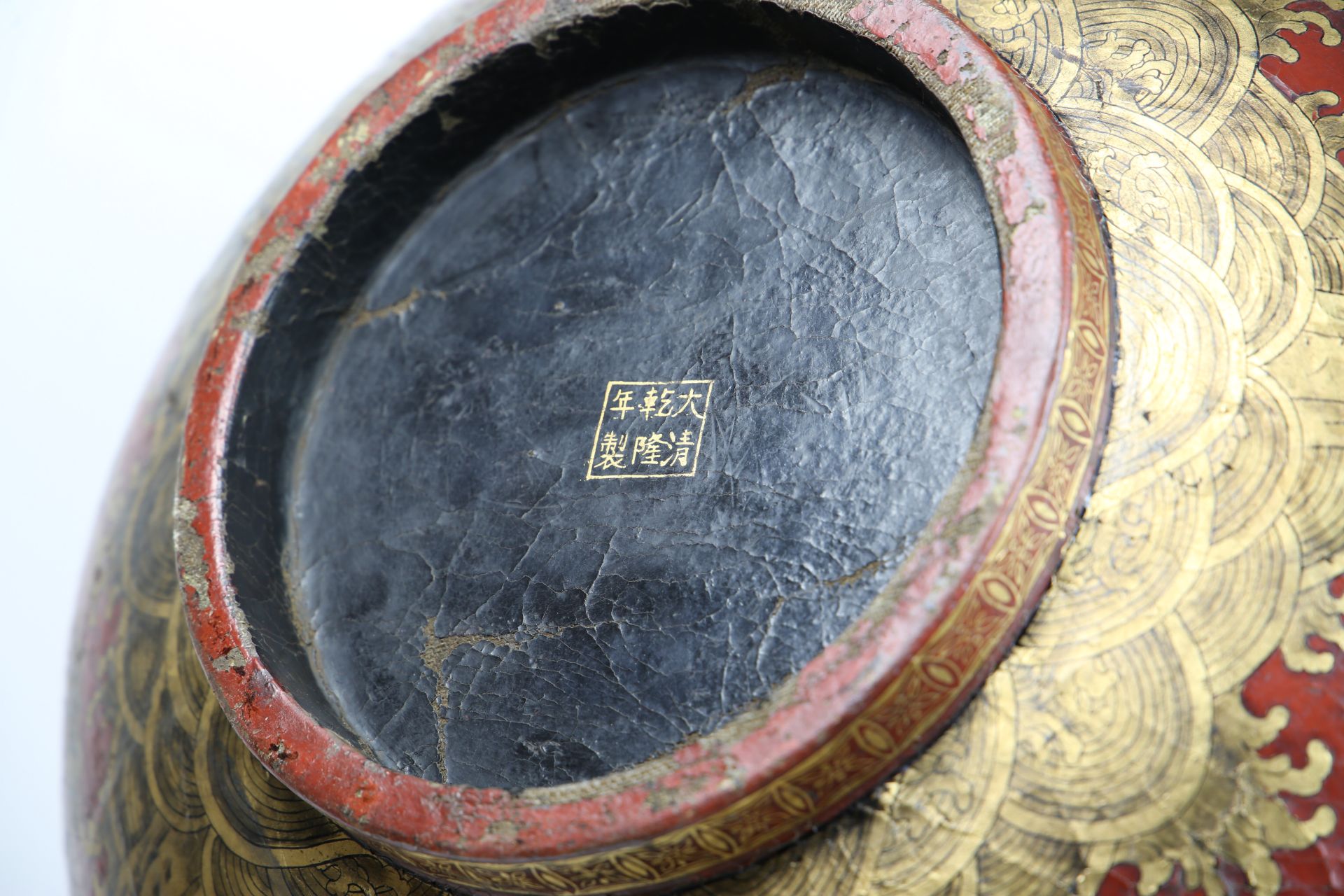 Importante paire de vases globulaires en laque ornée de deux motifs de dragons et chauve souris - Bild 4 aus 7