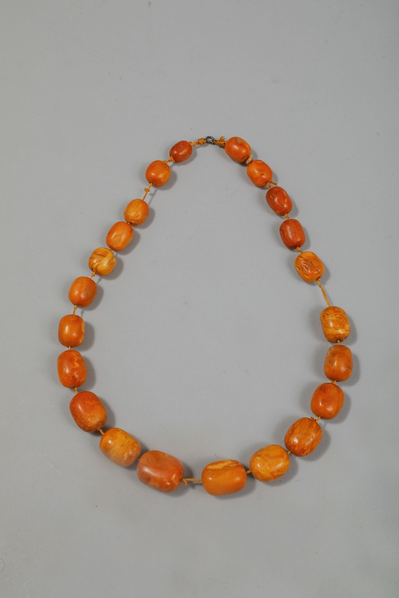 Collier de 22 perles d’Ambre Tibet Ancien 34cm Ancienne collection Famille de Fauque de Jonquières - Image 2 of 2