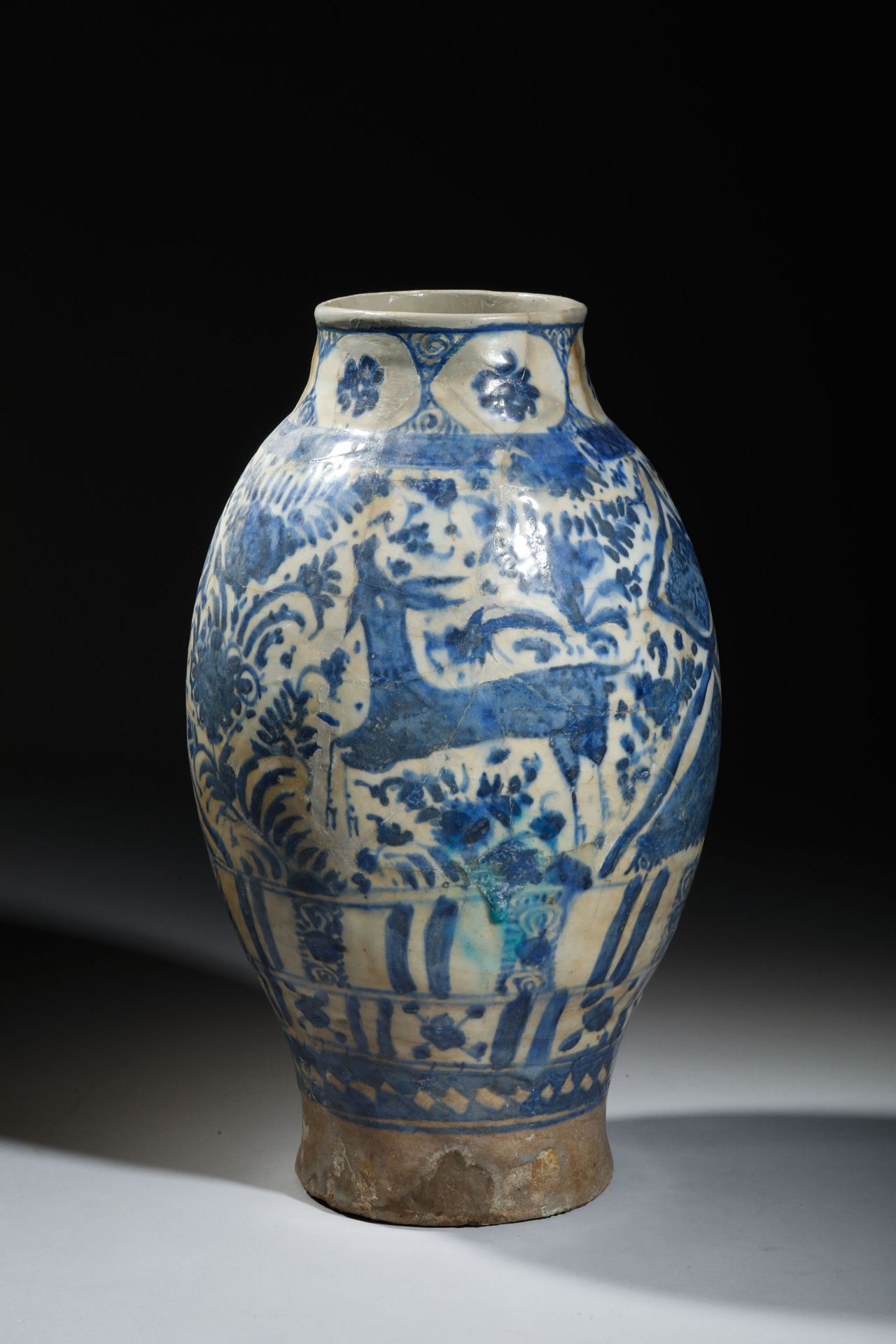 Vase ovoïde en céramique siliceuse à glaçure plombifère à décor en bleu sous couverte de bouque-