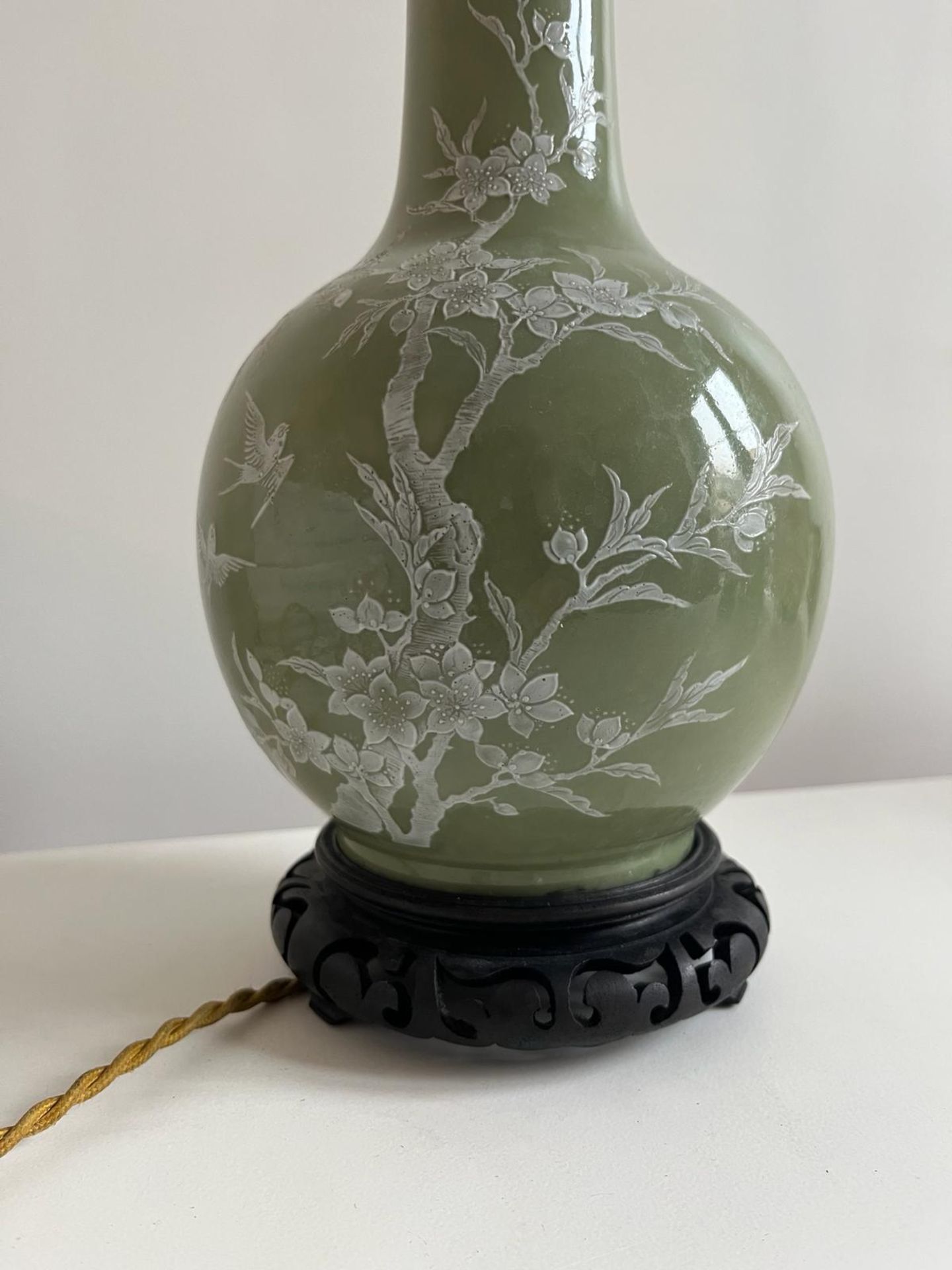 Vase globulaire à haut col droit en porcelaine à glaçure céladon orné d’un prunus en blanc sur la - Image 7 of 7