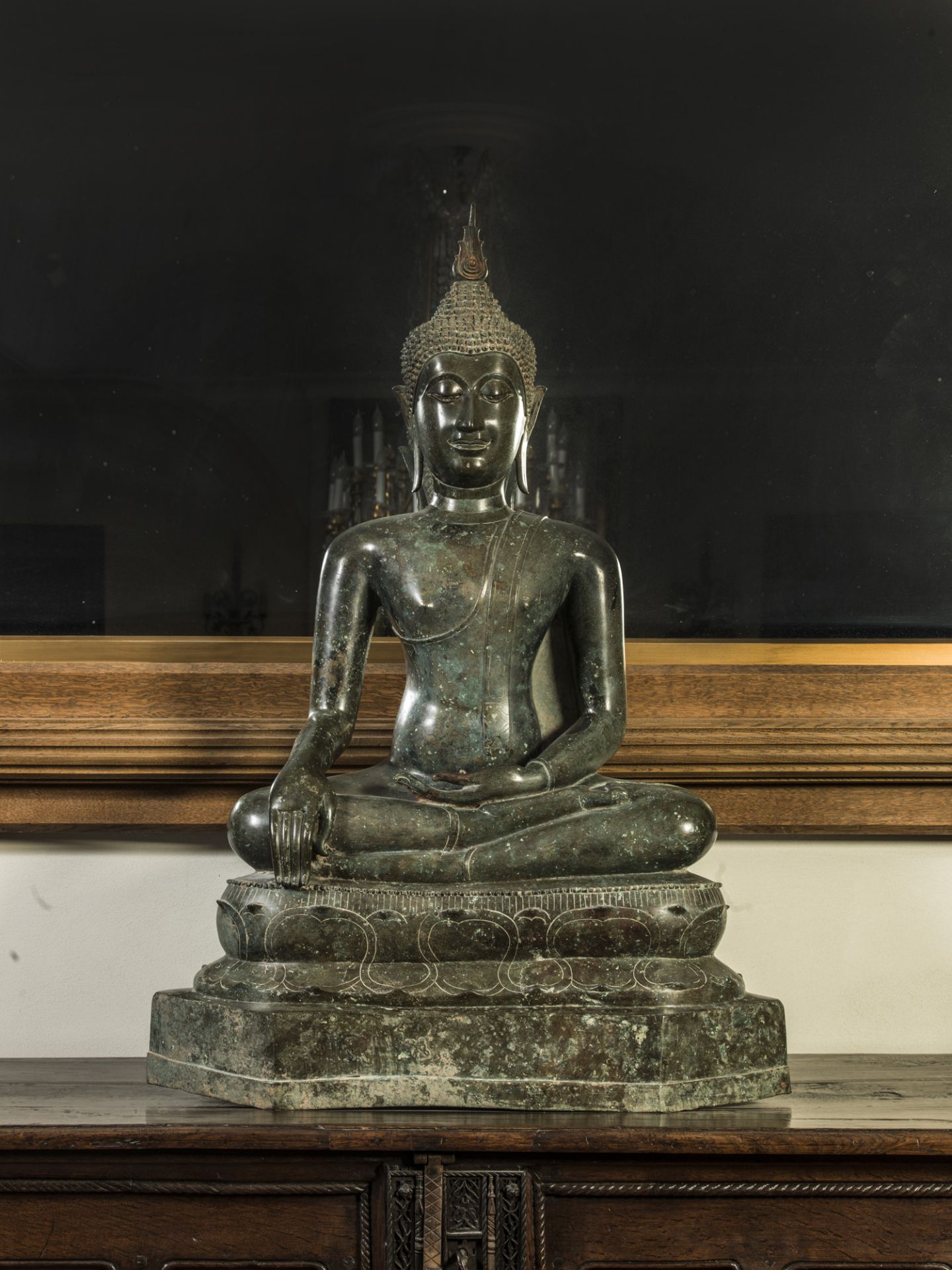 Buddha Maravijaya assis en « Vajrasana », sur un large socle à pétales de lotus stylisées, la main