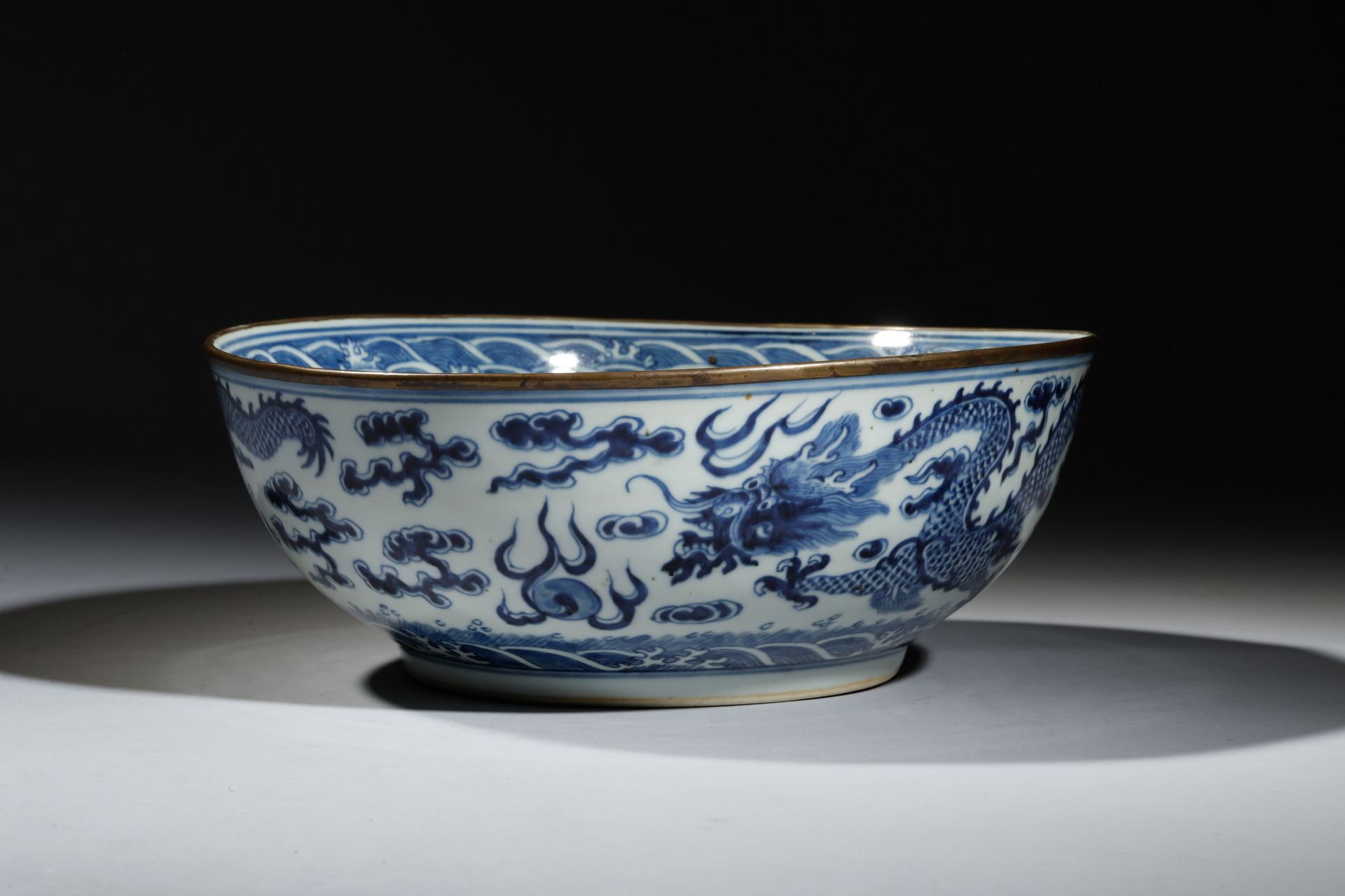 Large coupe en porcelaine blanche décorée en bleu cobalt sous couverte de dragons impériaux flottant - Image 4 of 8